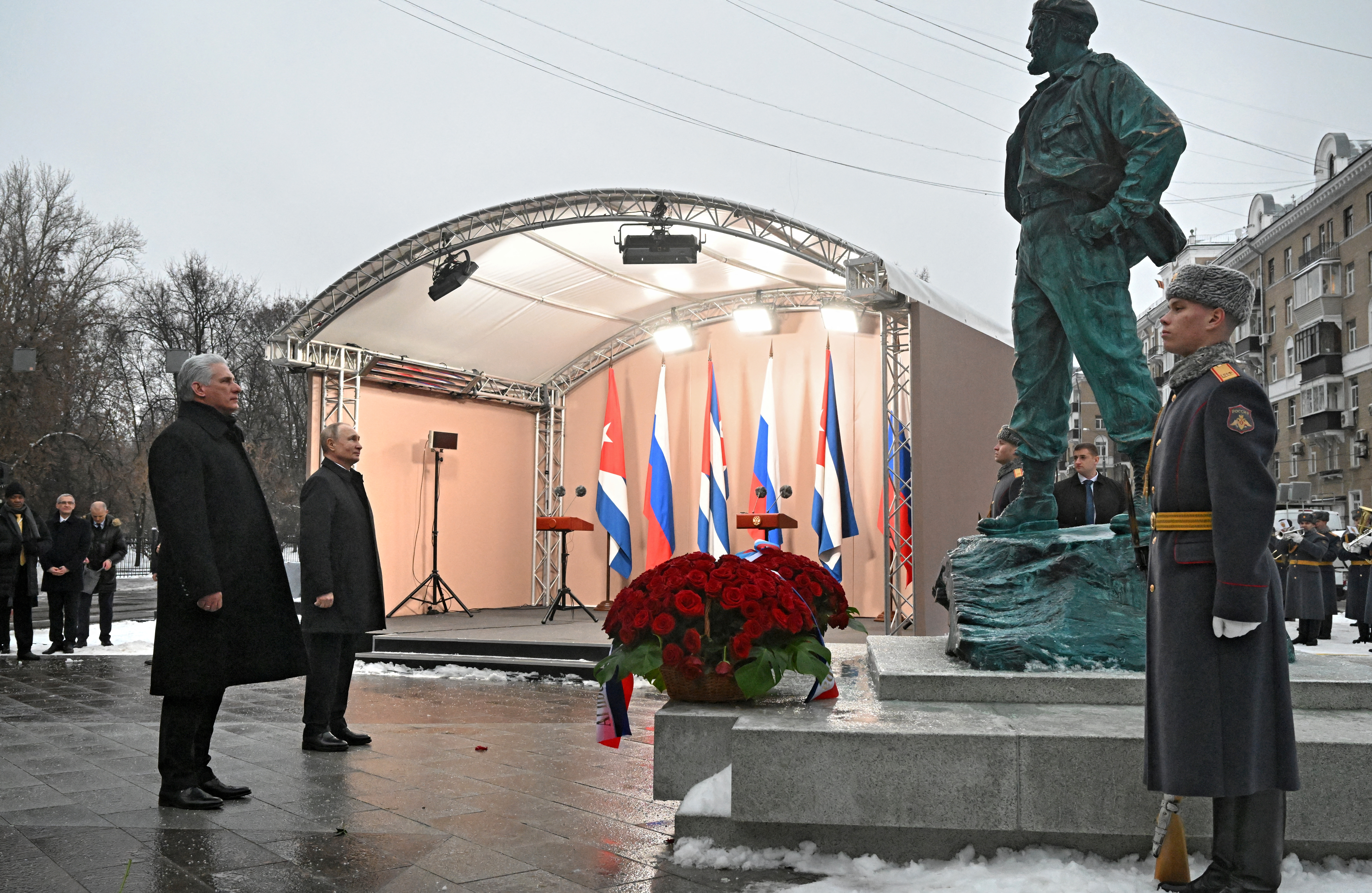 El presidente ruso, Vladimir Putin, y su homólogo cubano, Miguel Mario Díaz-Canel, inauguran un monumento a Fidel Castro en Moscú.