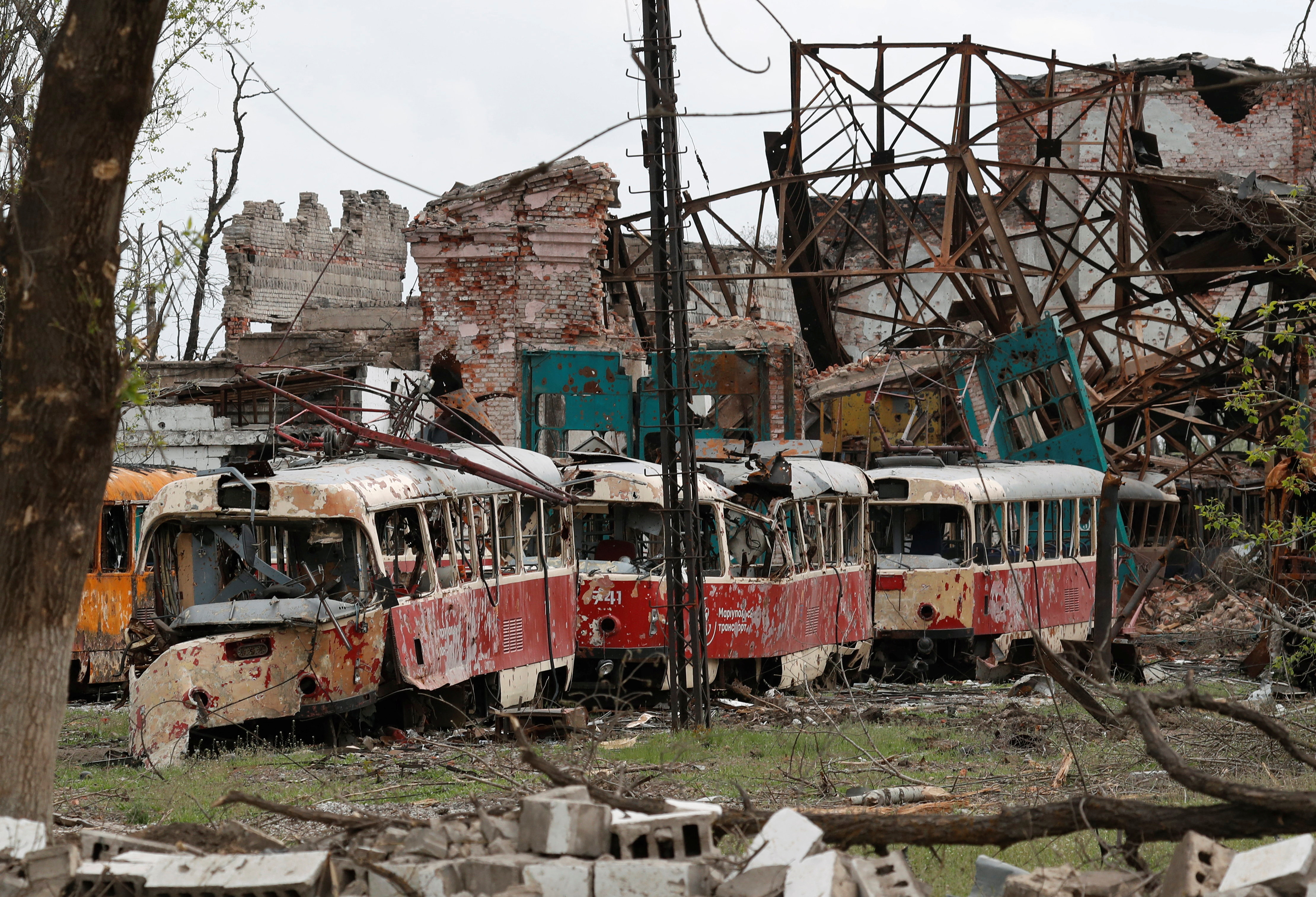 Los tranvías destruidos se ven en un depósito en Mariupol