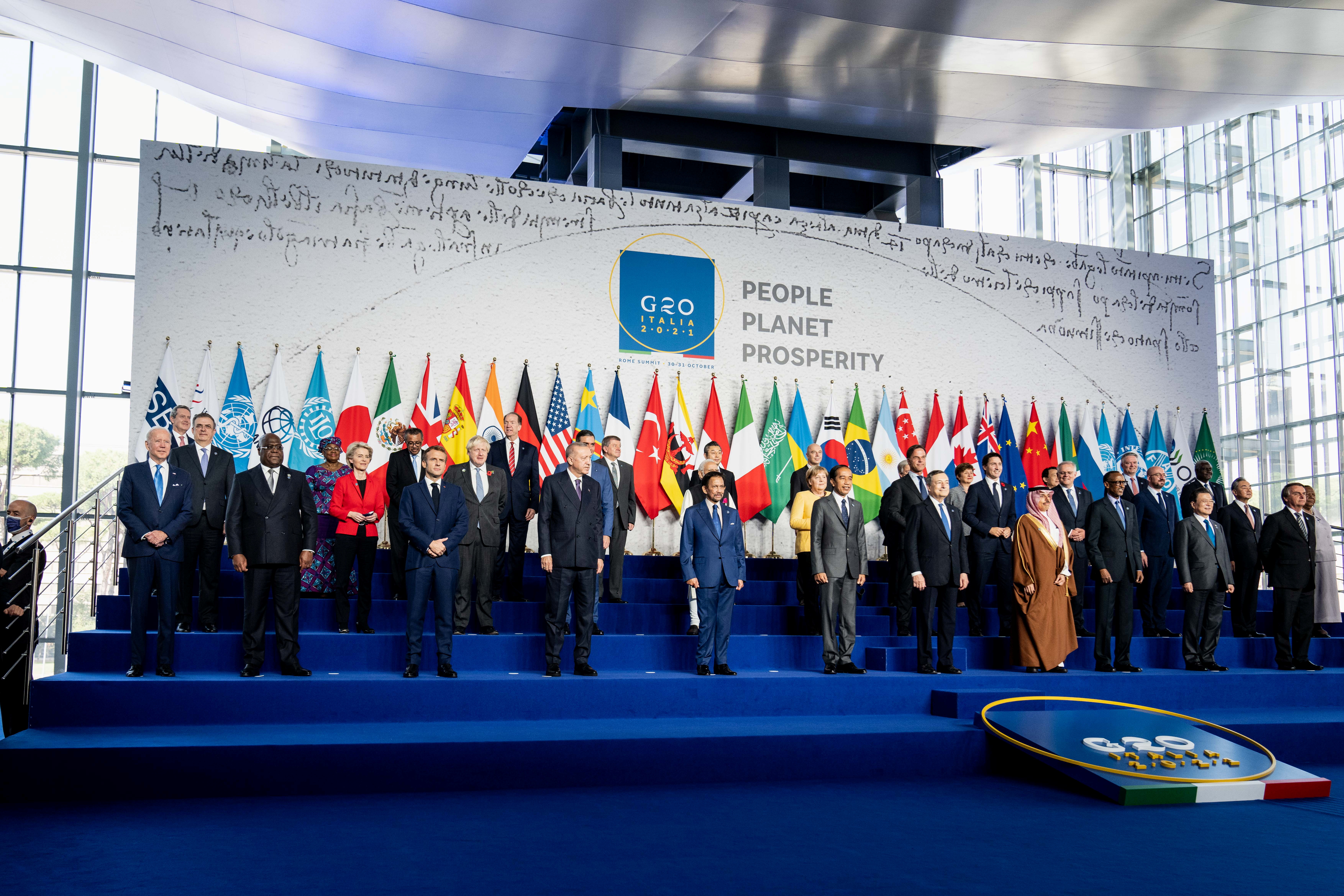El presidente de Estados Unidos, Joe Biden, y otros líderes se posan para una foto de familia en la cumbre del G20 en La Nuvola en Roma, Italia, 30 de octubre de 2021. Erin Schaff / Pool vía REUTERS