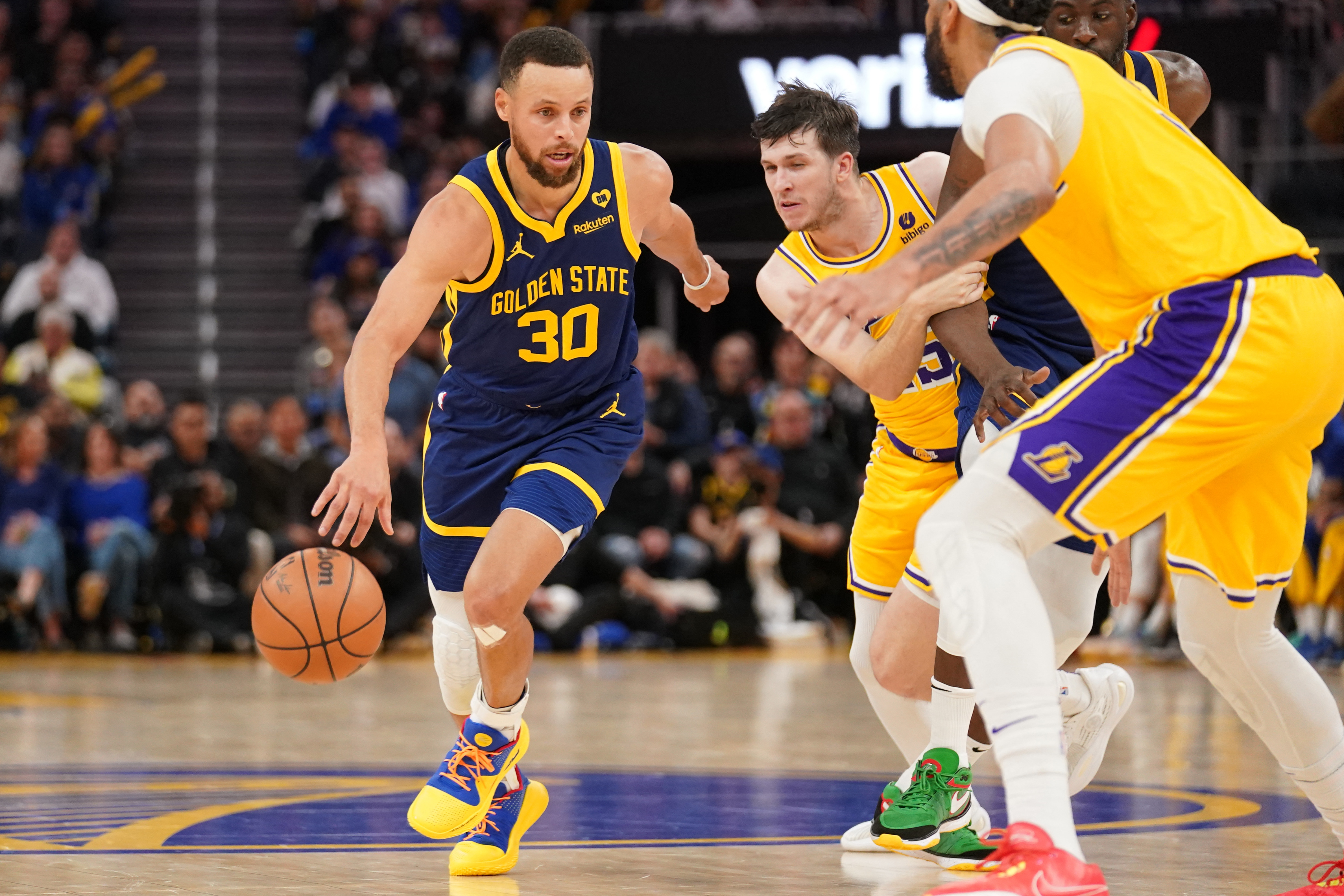 Stephen Curry, Warriors outdistance short-handed Lakers