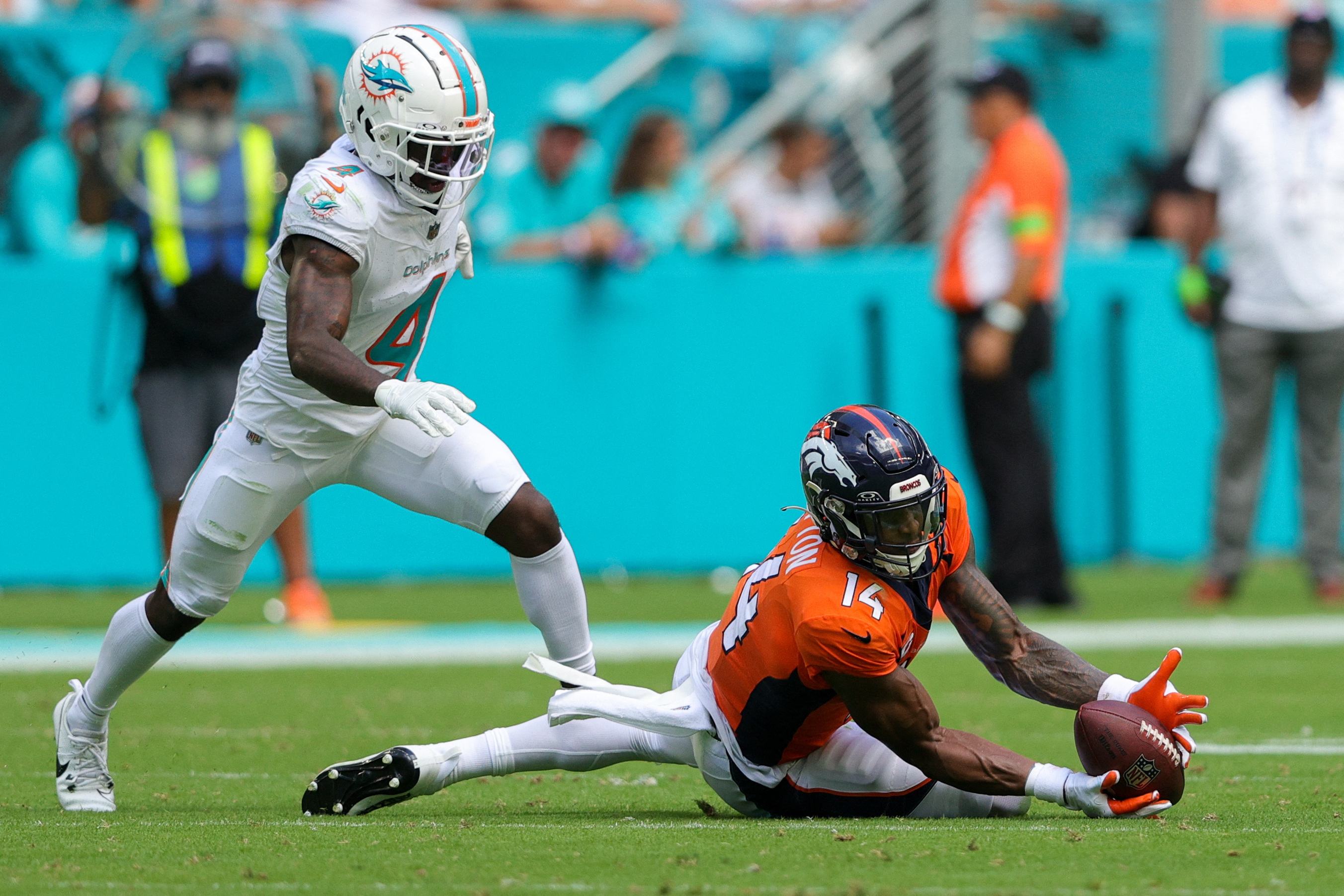 NFL: Denver Broncos at Miami Dolphins, Fieldlevel