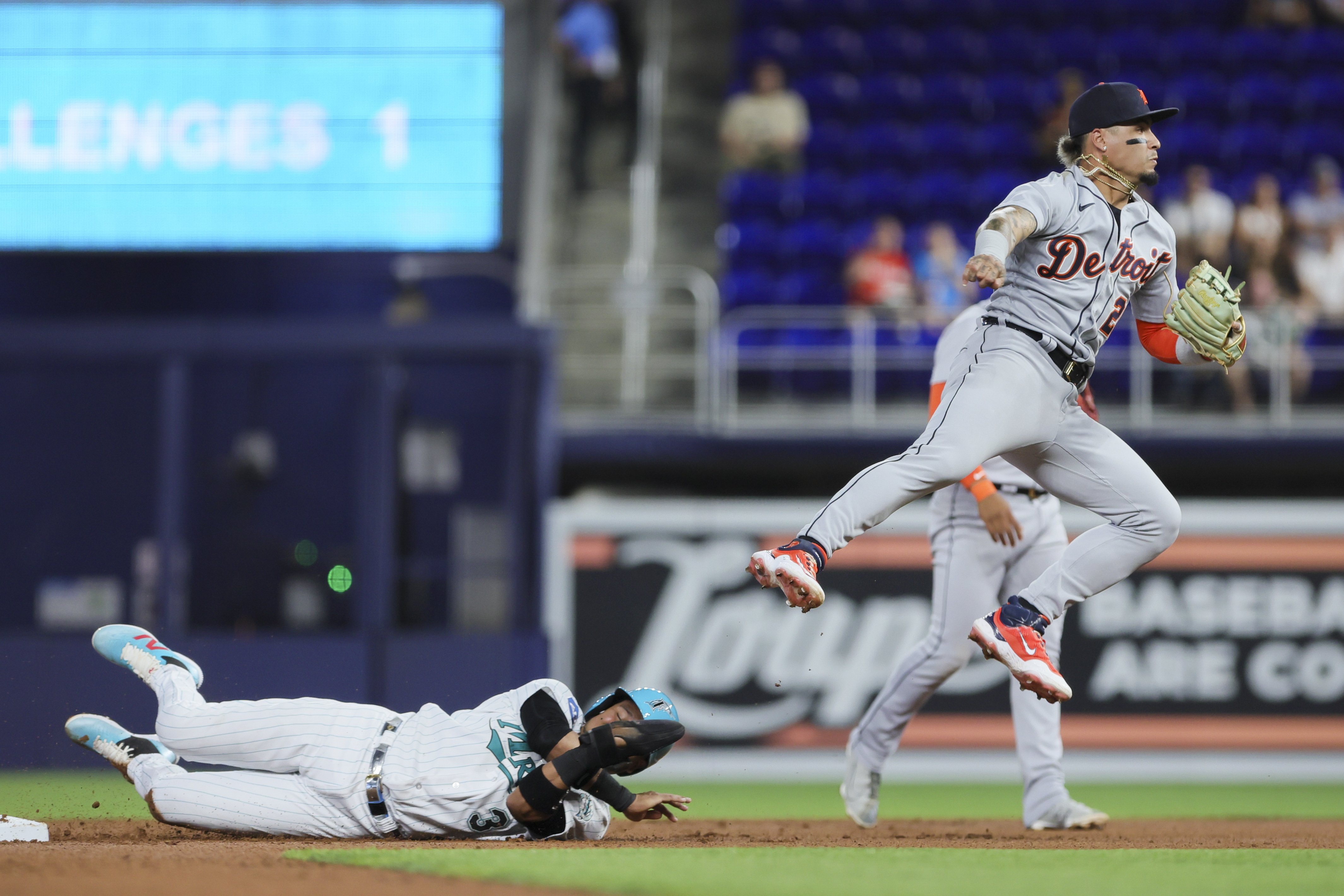 Marlins break late tie, hold off Tigers