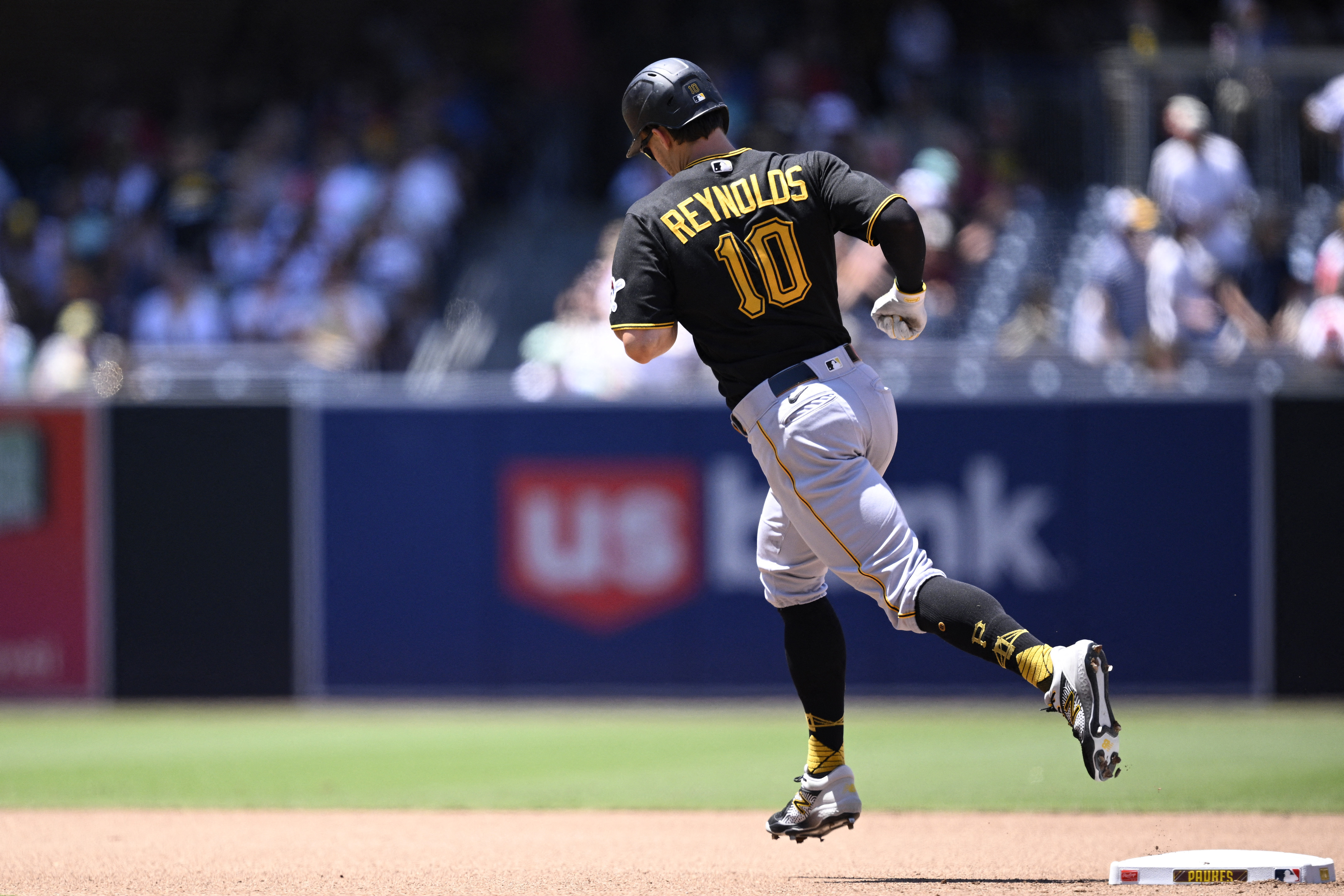 Choi, Reynolds, Santana homer to lead the Pirates to a 3-2 win