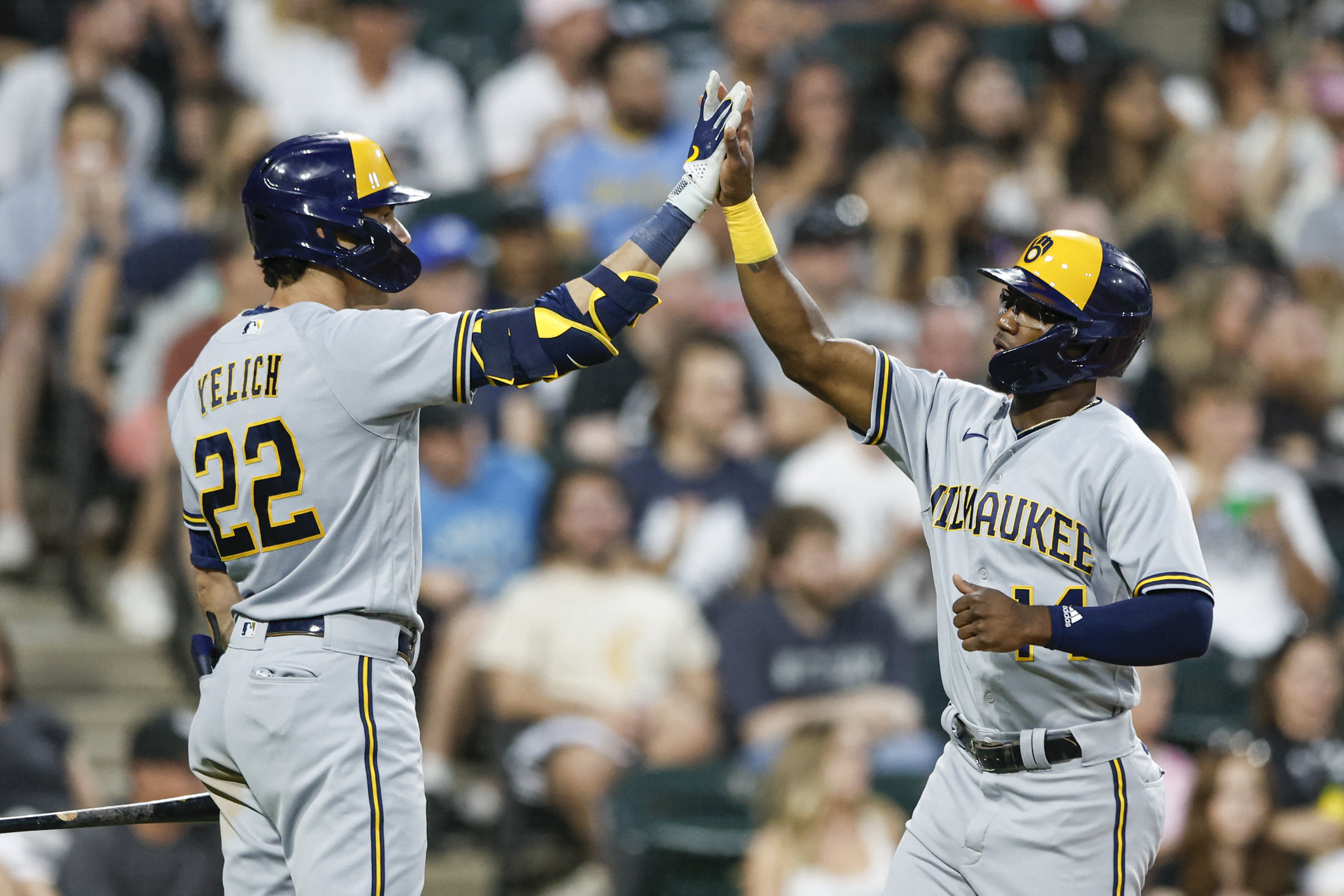Brewers rally late for 3-2 win over White Sox