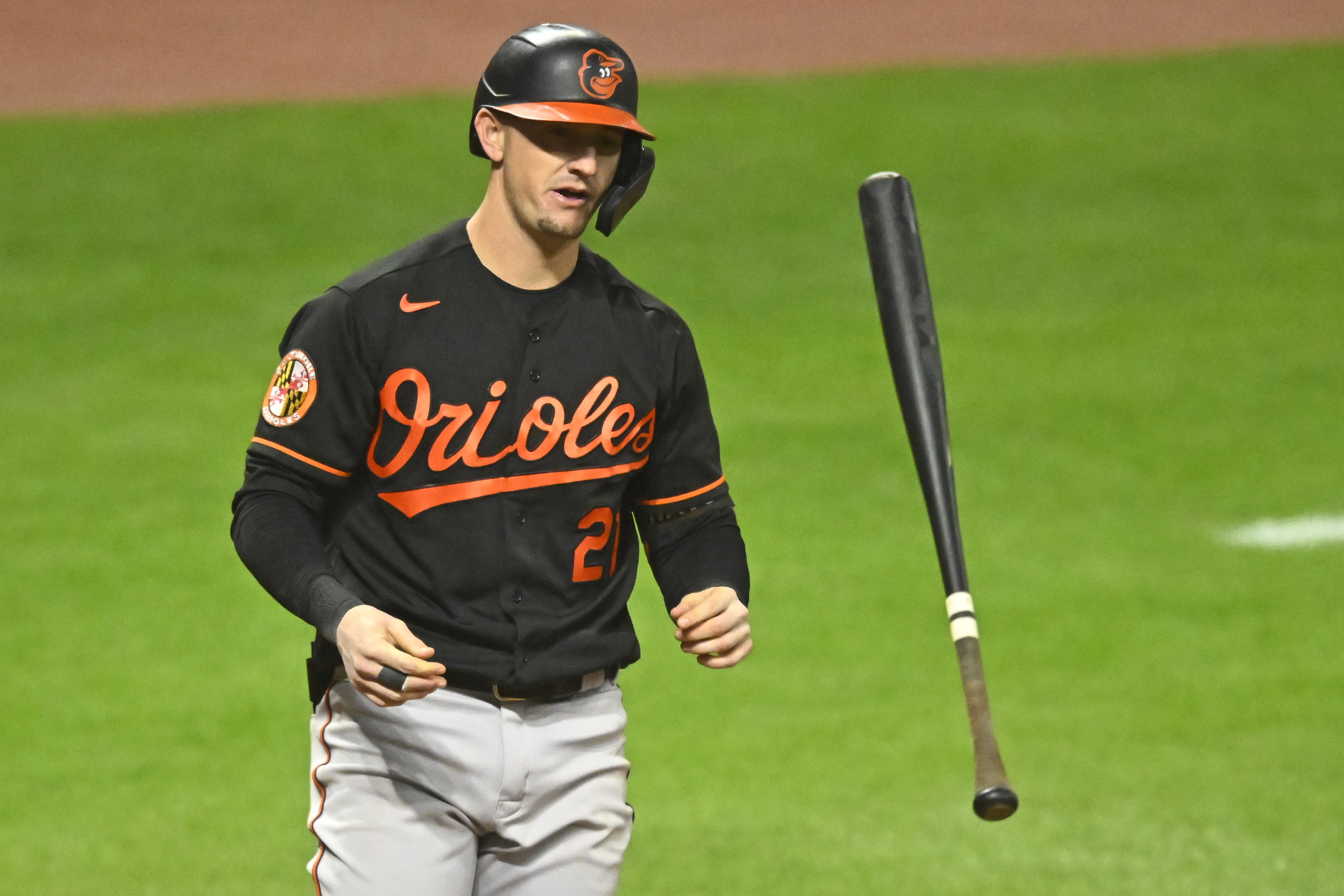 Which players have played for both Orioles and Guardians in their