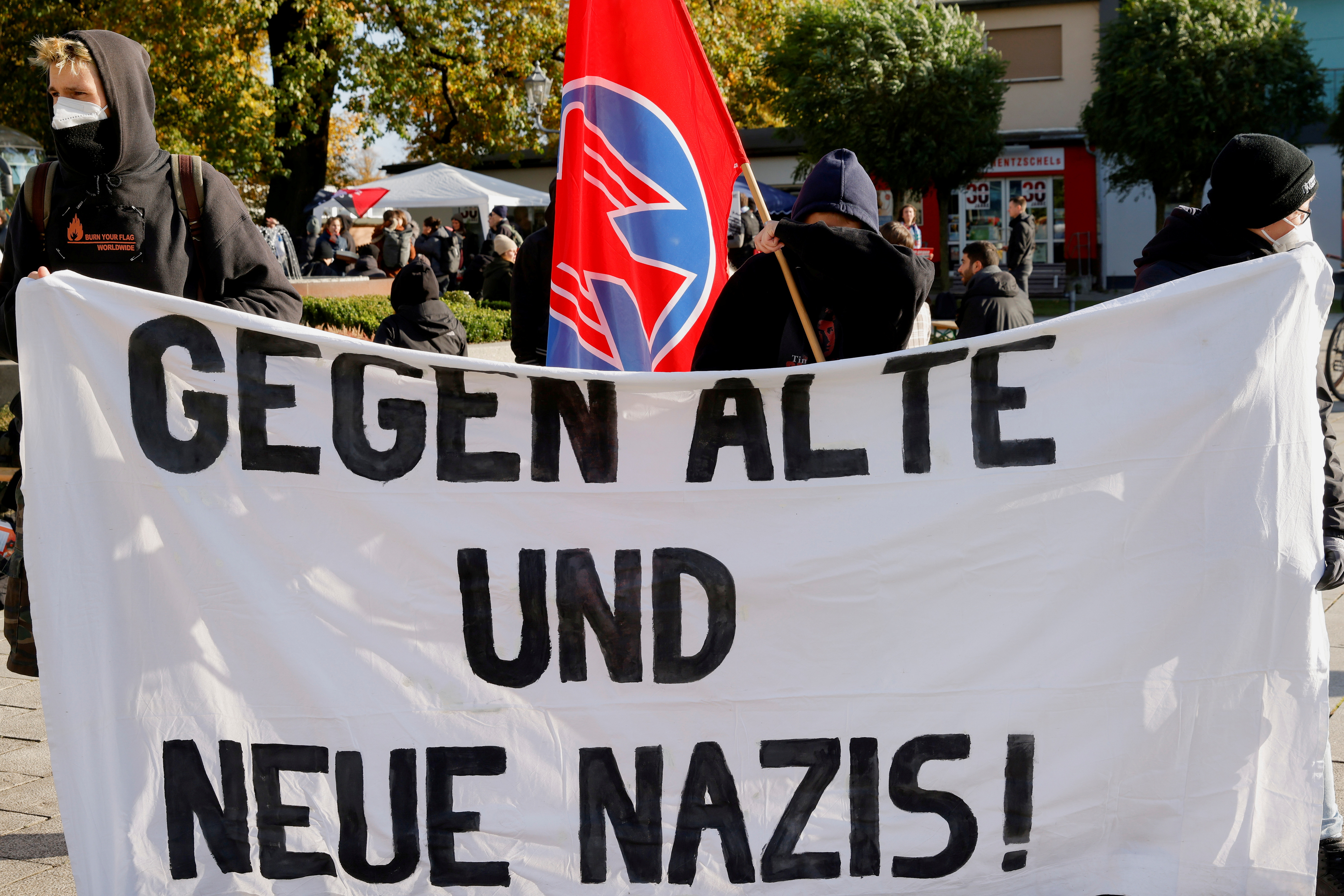Los manifestantes sostienen una pancarta que dice "¡Contra los viejos y los nuevos nazis!" durante una vigilia contra el llamado Der Dritte Weg de ultraderecha, en Guben, Alemania, el 23 de octubre de 2021. REUTERS / Michele Tantussi / File Photo