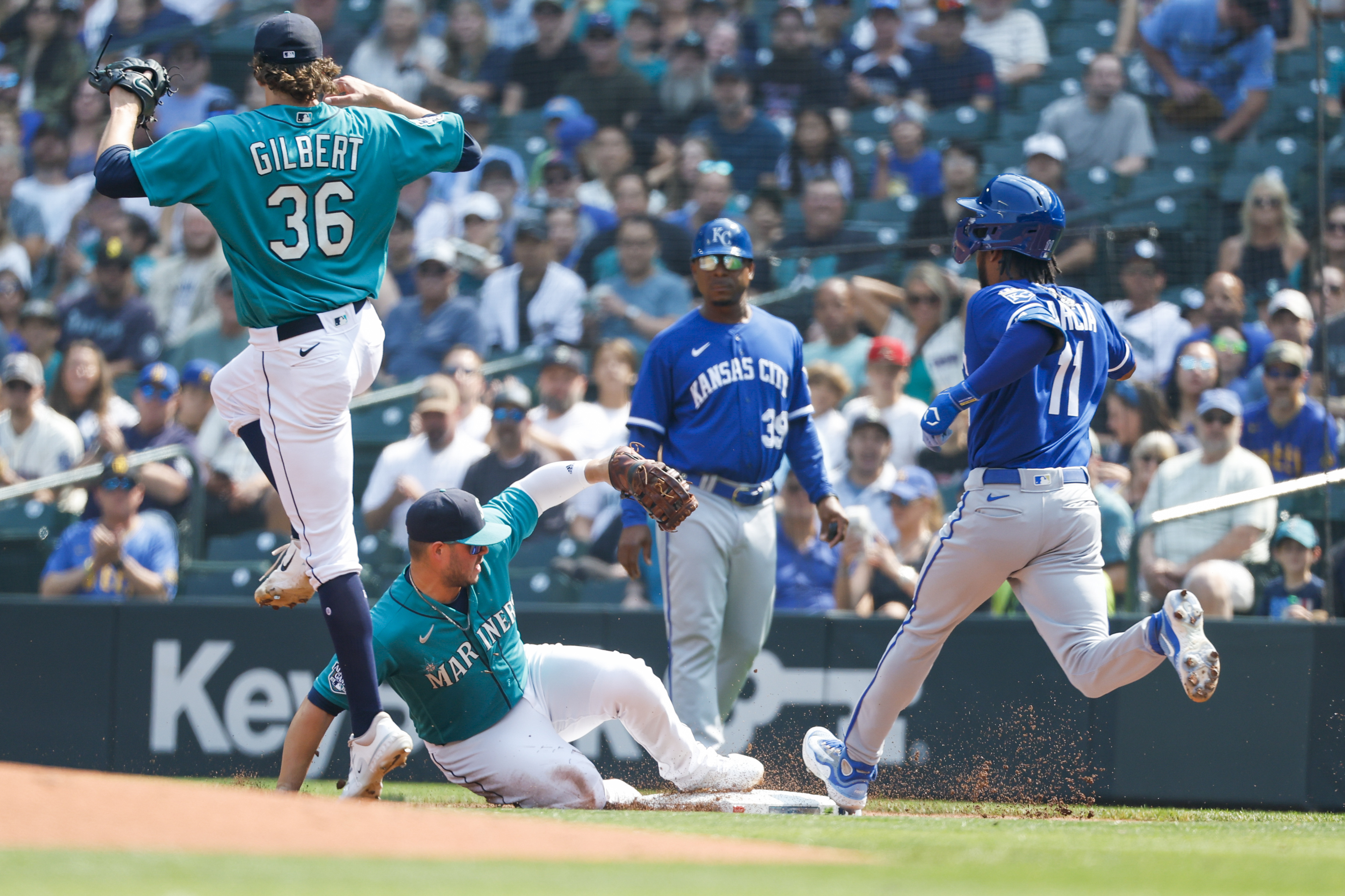 Teoscar Hernández homers twice to lead Mariners over Royals 15-2