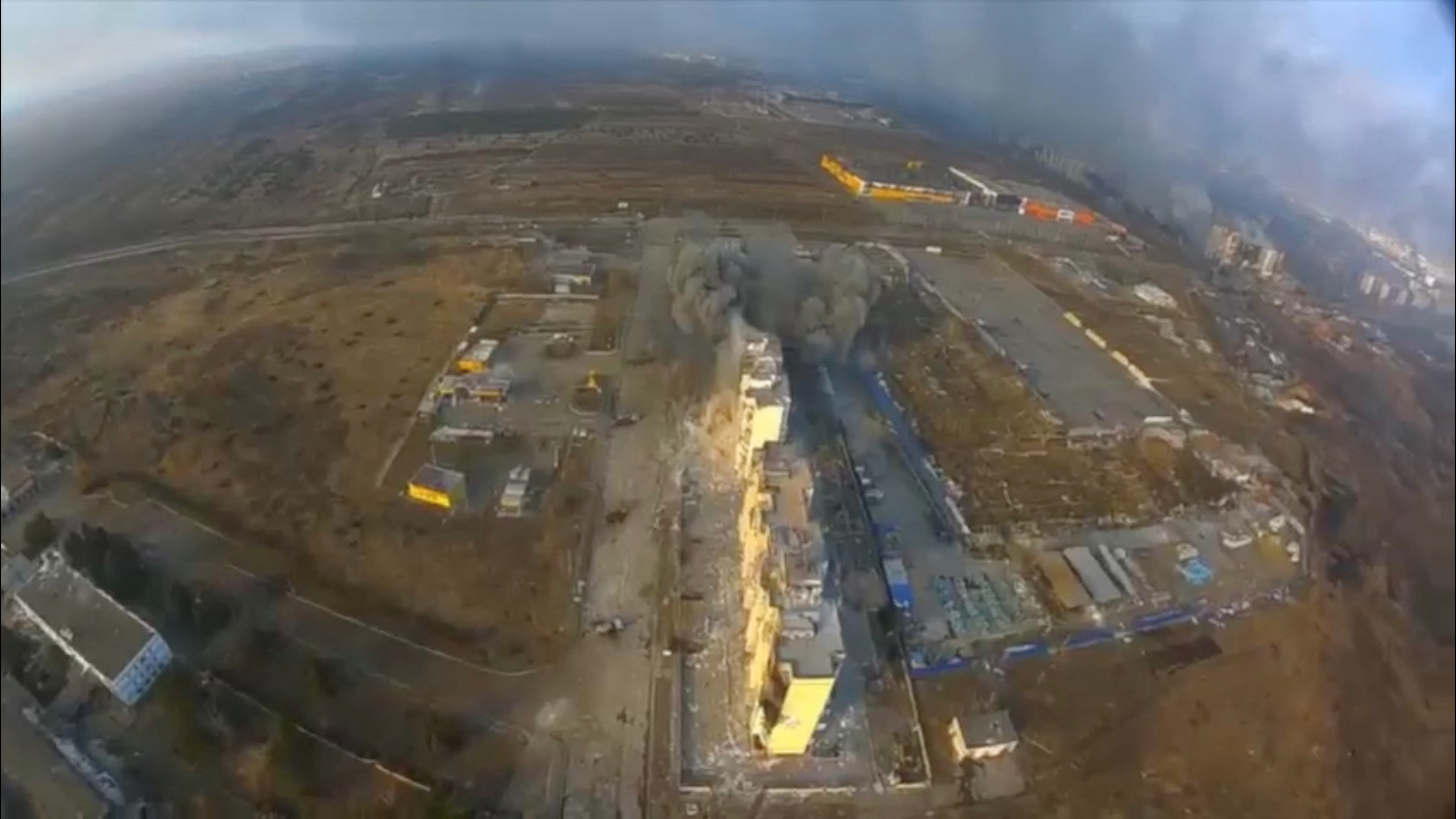 La imagen fija de las imágenes de los drones muestra la destrucción en Mariupol