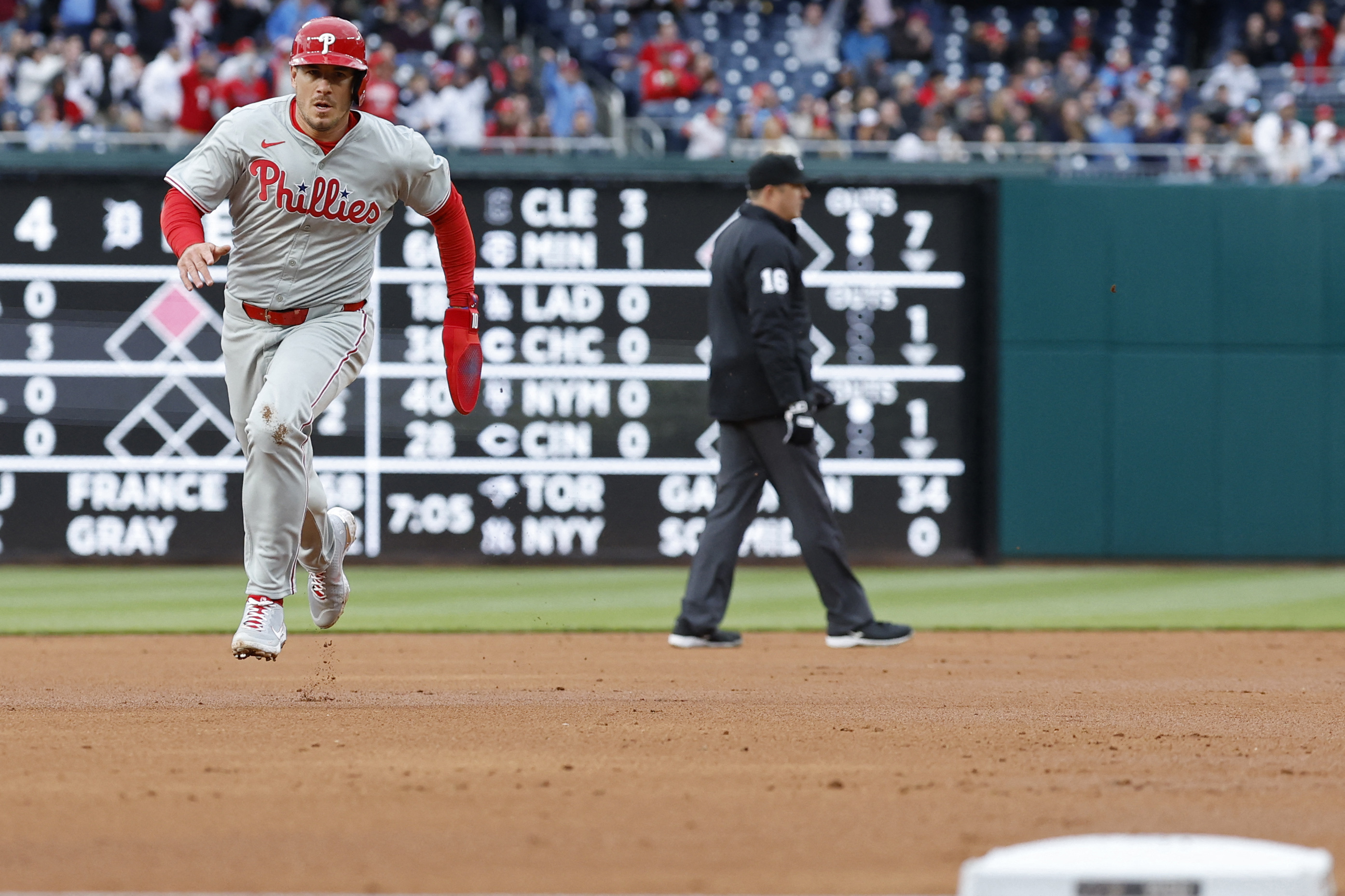 J.T. Realmuto goes deep as Phillies down Nationals | Reuters