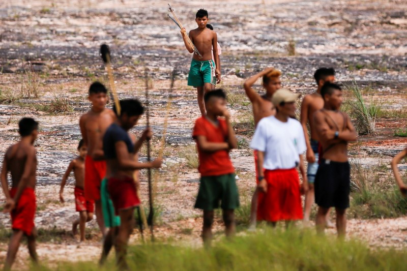 Indigenous prople from Yanomami ethnic group are seen, amid the spread of the coronavirus disease (COVID-19), at the 4th Surucucu Special Frontier Platoon of the Brazilian army in the municipality of Alto Alegre, state of Roraima, Brazil July 1, 2020. REUTERS/Adriano Machado/File Photo