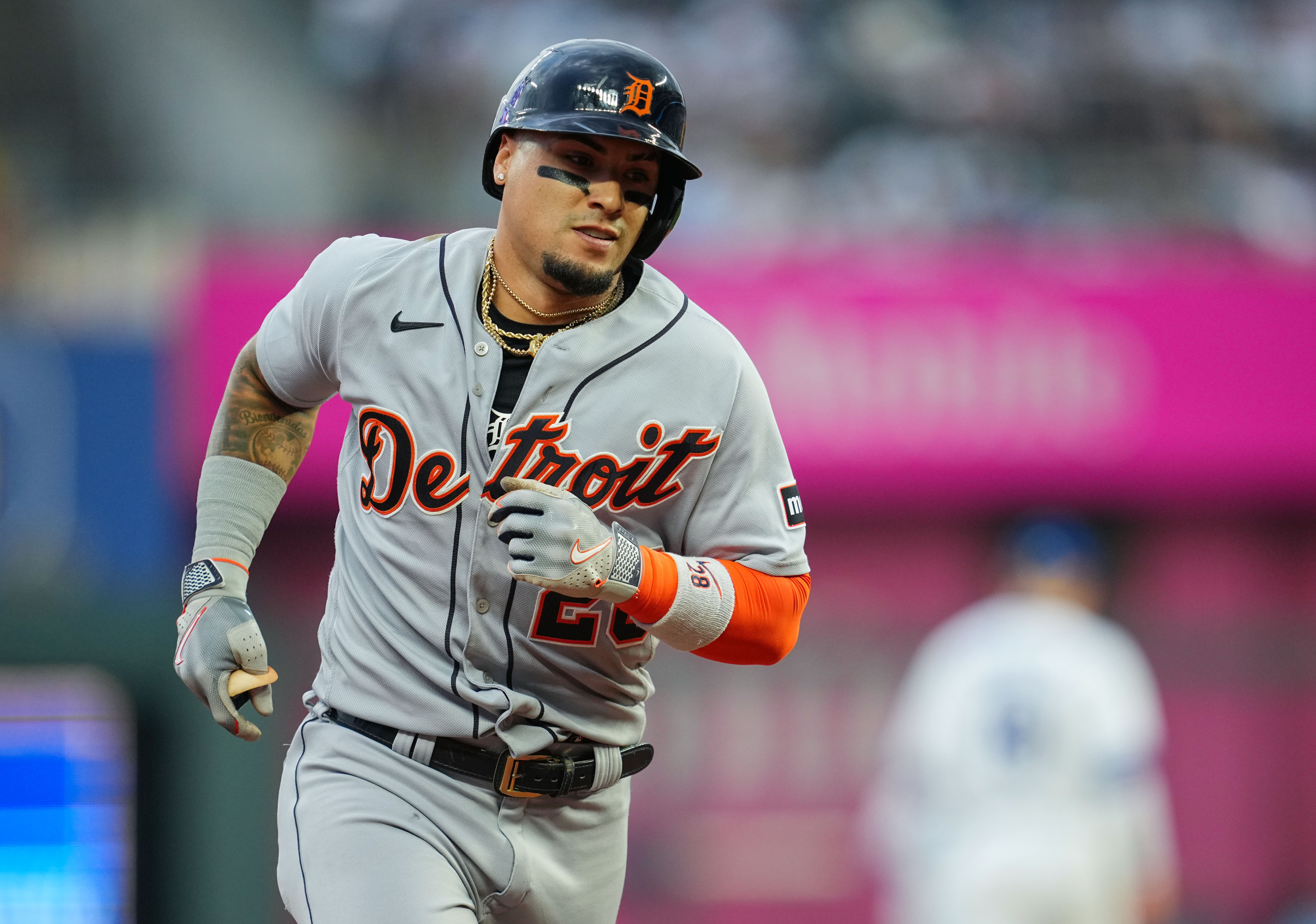 Miguel Cabrera's tiebreaking hit carries Tigers past Royals