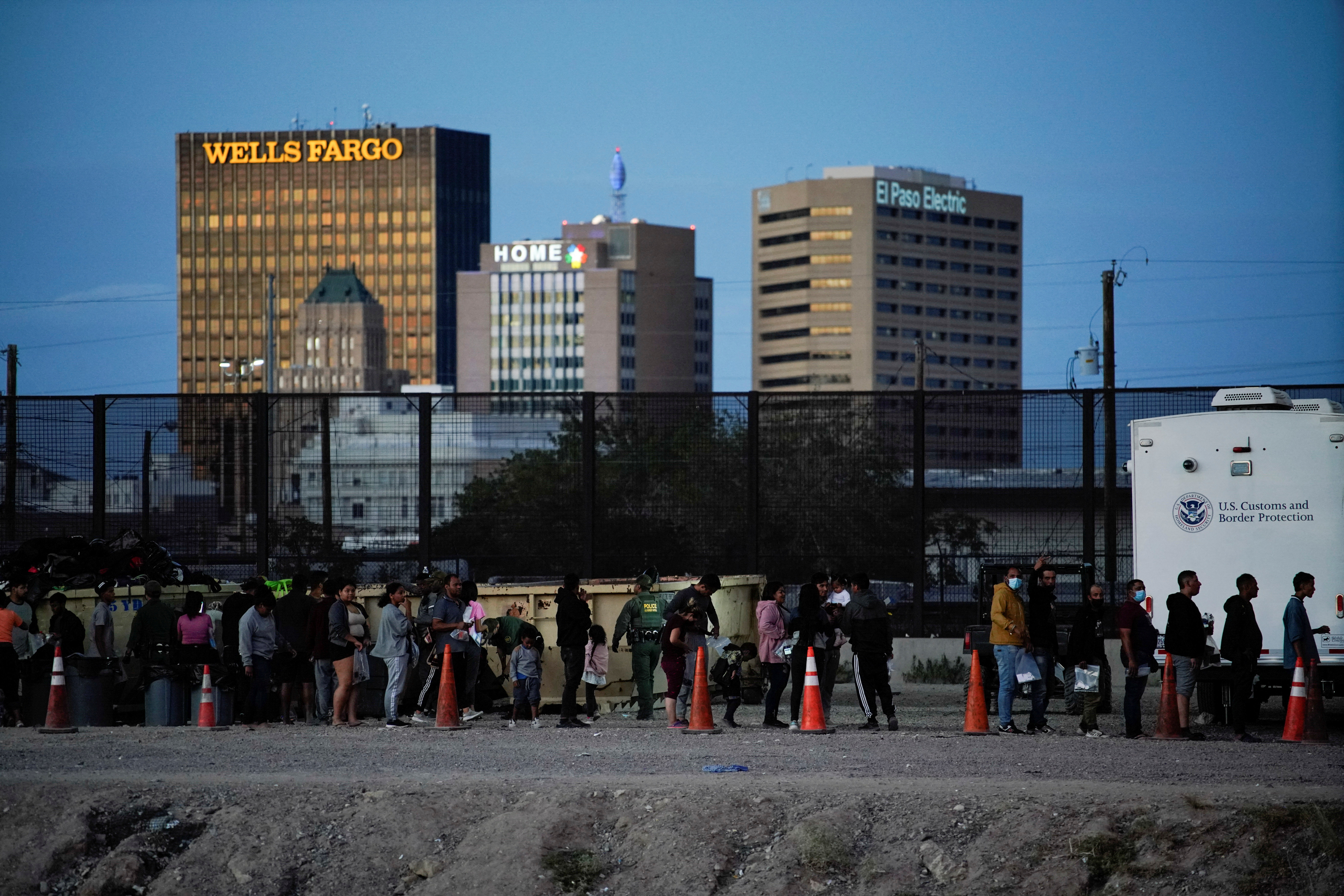 Migrants continue to cross the border to El Paso