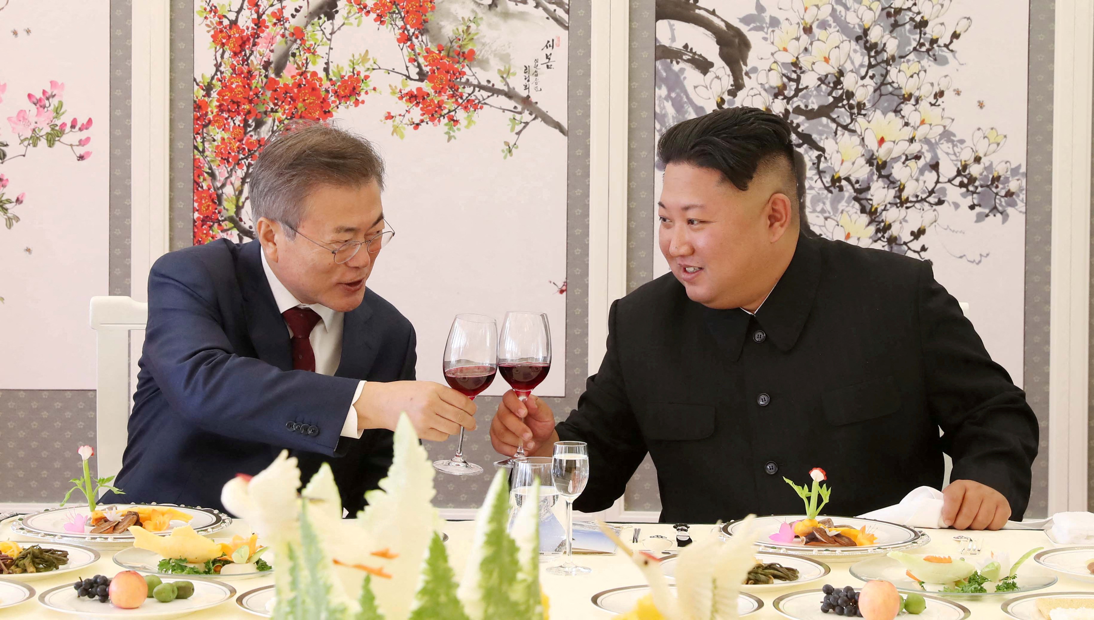 South Korean President Moon Jae-in makes a toast with North Korean leader Kim Jong Un during a luncheon at Samjiyon Guesthouse in Ryanggang province