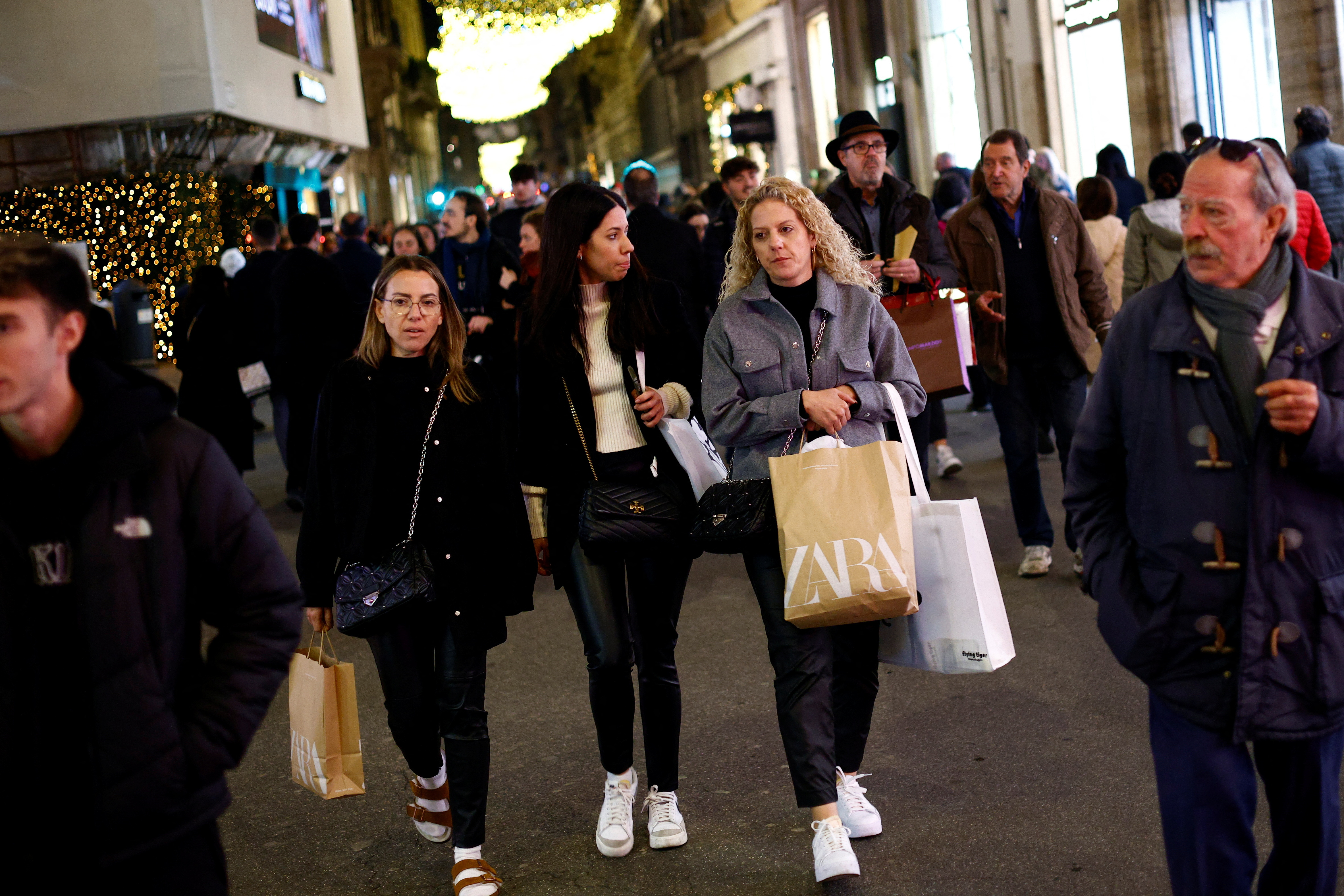 People make the most of shopping in Rome ahead of Christmas