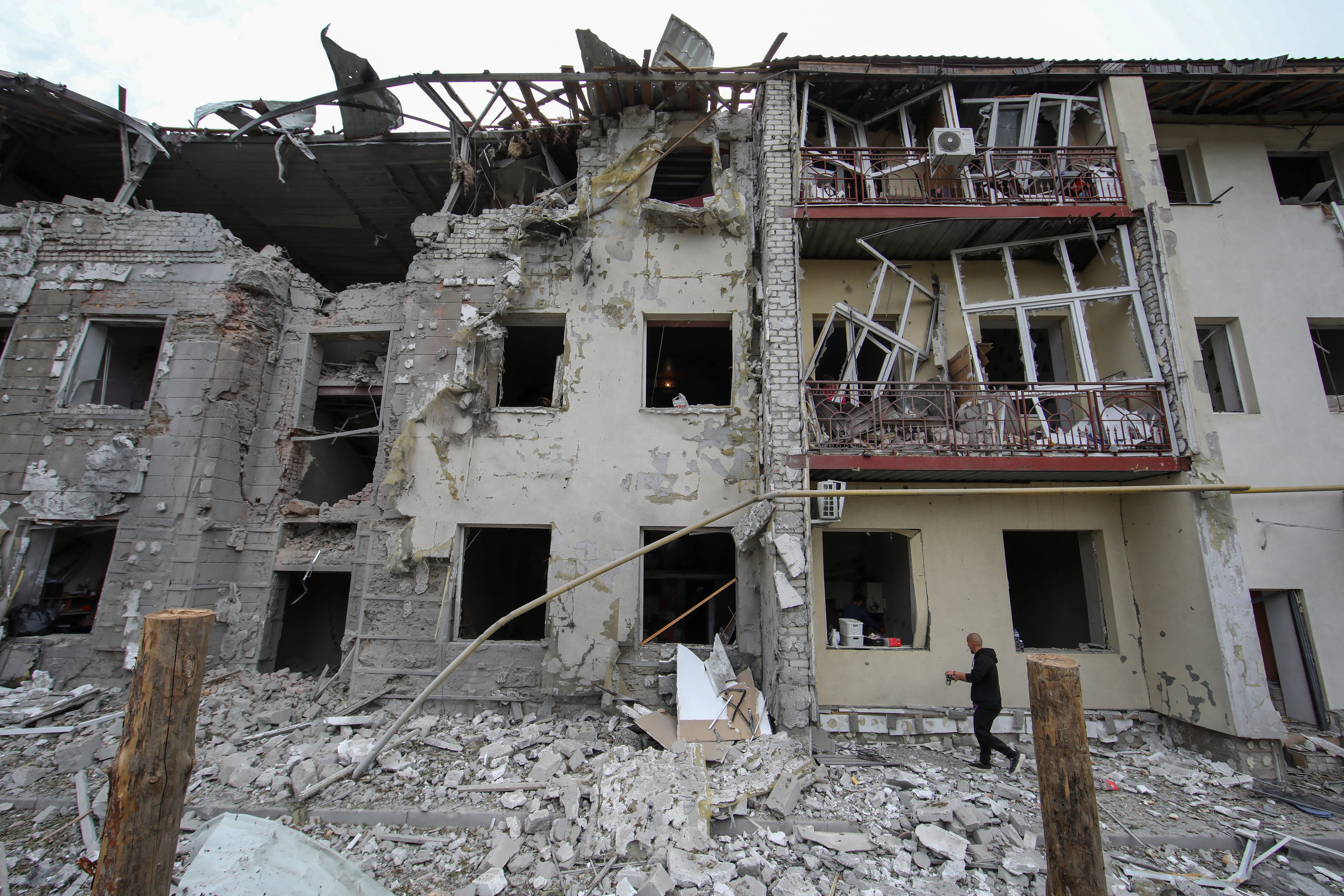 Харьков атаковали. Разрушенное здание. Разрушенные города Украины. Разрушенные дома в Донецке.