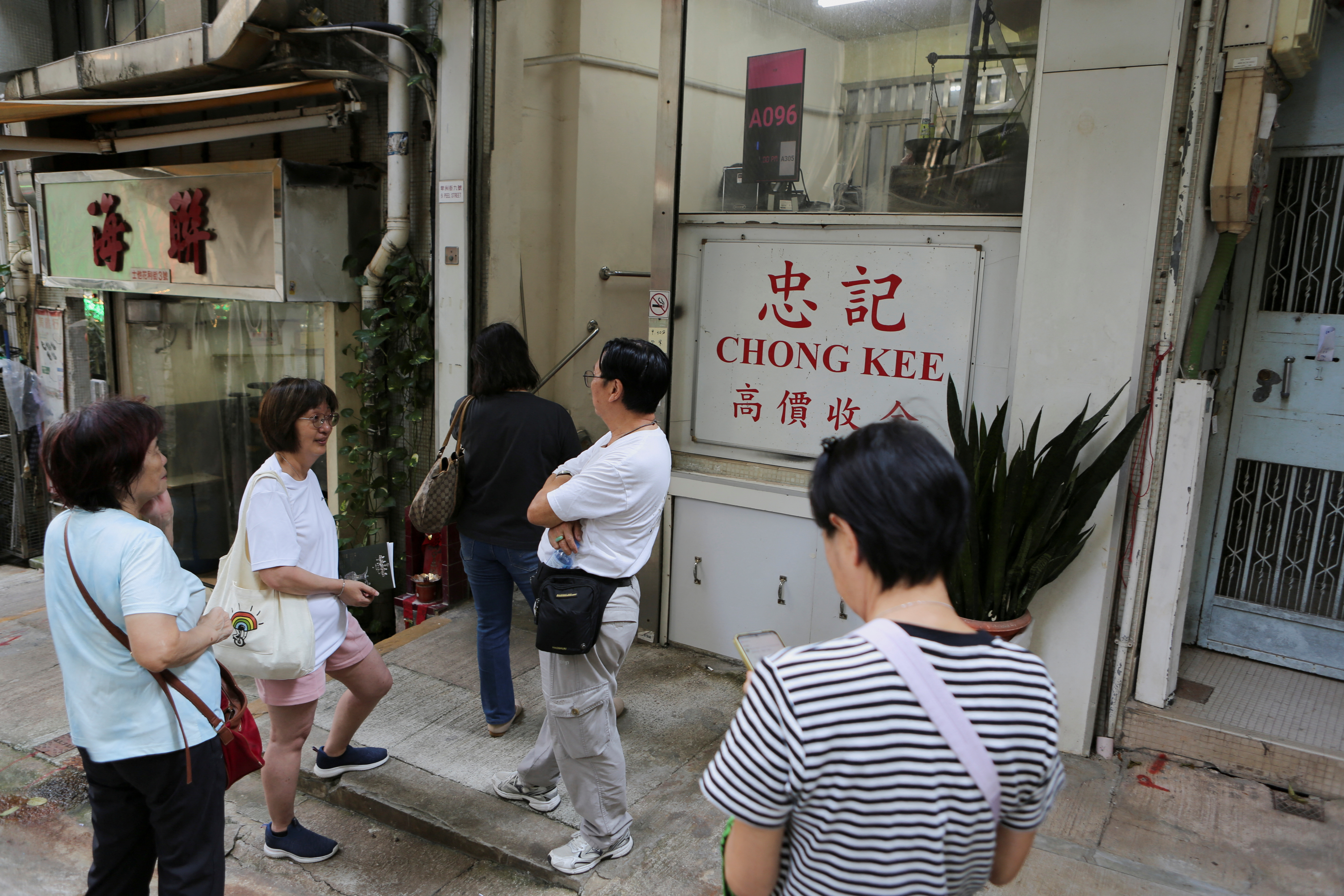 Hong Kongers rush to sell family jewels as gold glitters | Reuters