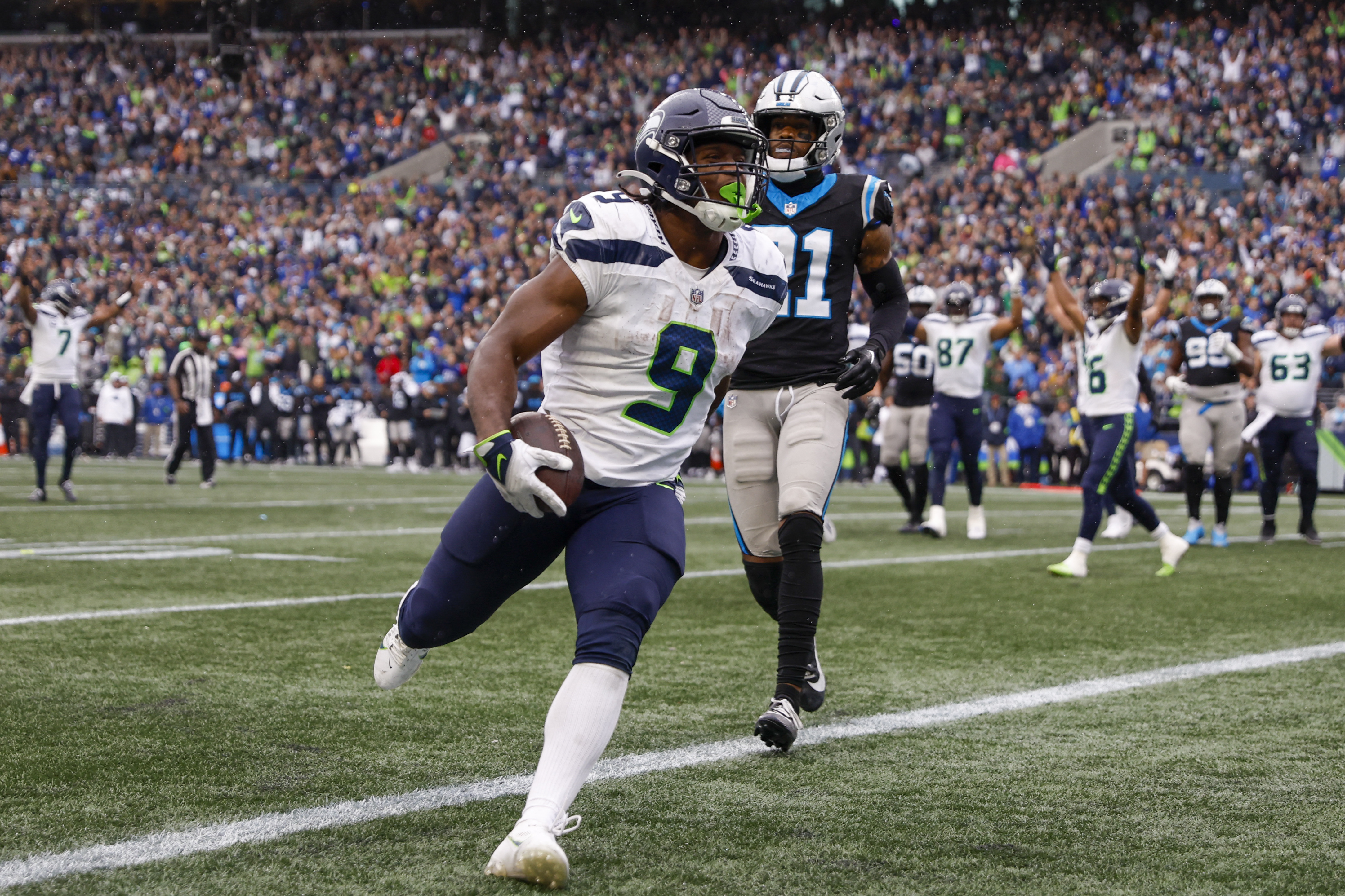 Kenneth Walker III powers Seahawks past Panthers, Fieldlevel