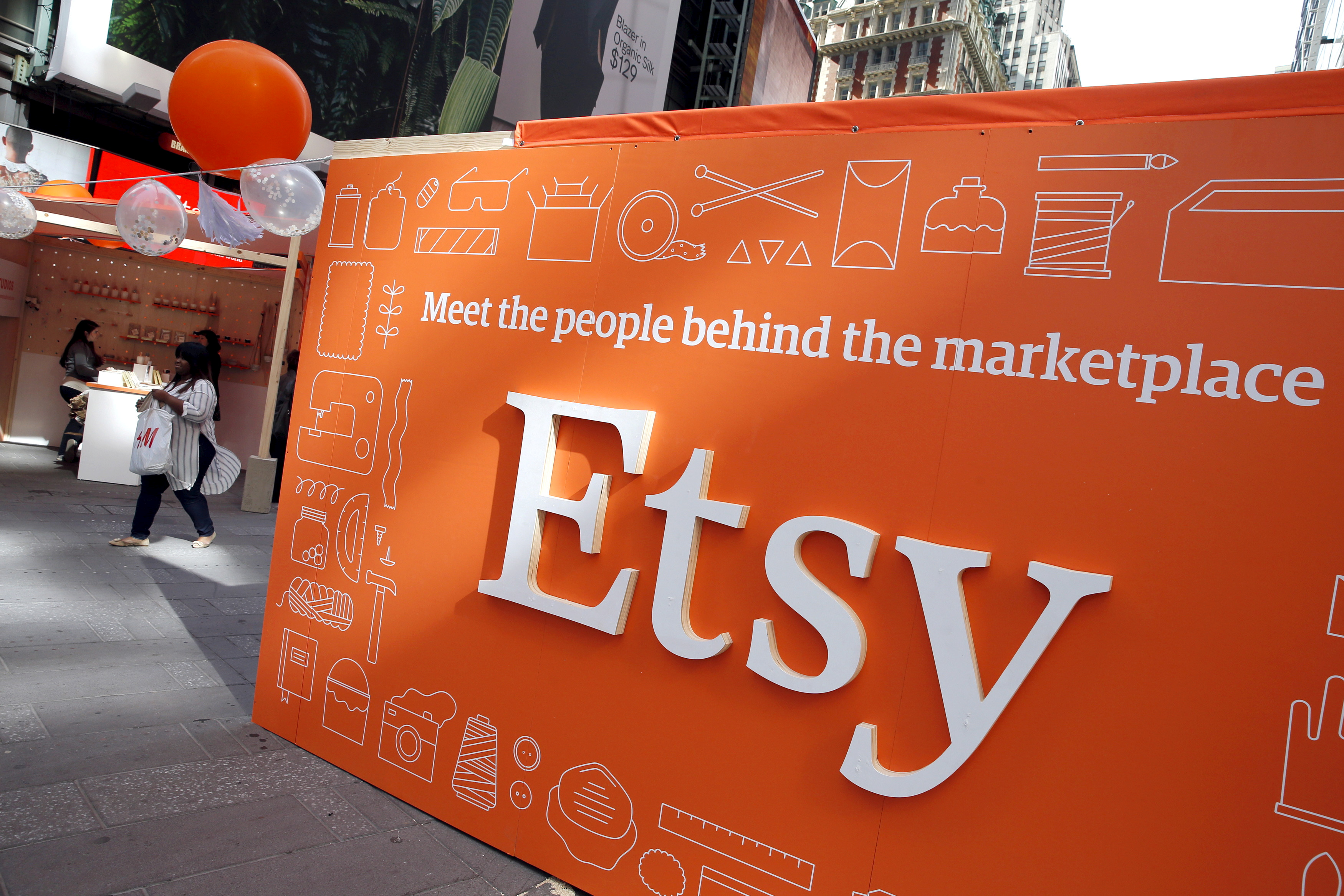 Pandemic-favorite Etsy beats revenue estimates on demand for bags, gifts |  Reuters