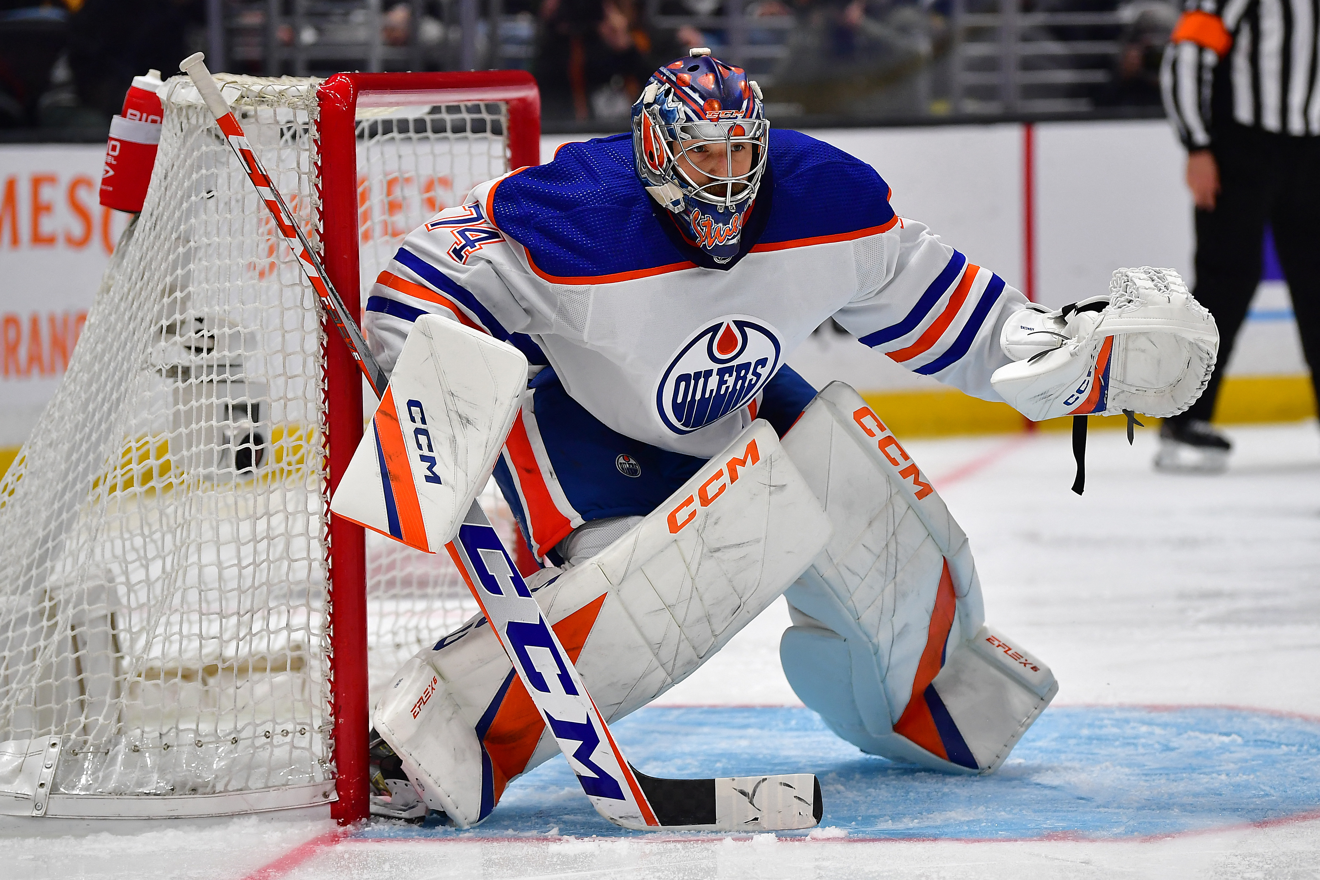 Yamamoto scores late in Game 6 to lift Oilers over Kings, into 2nd