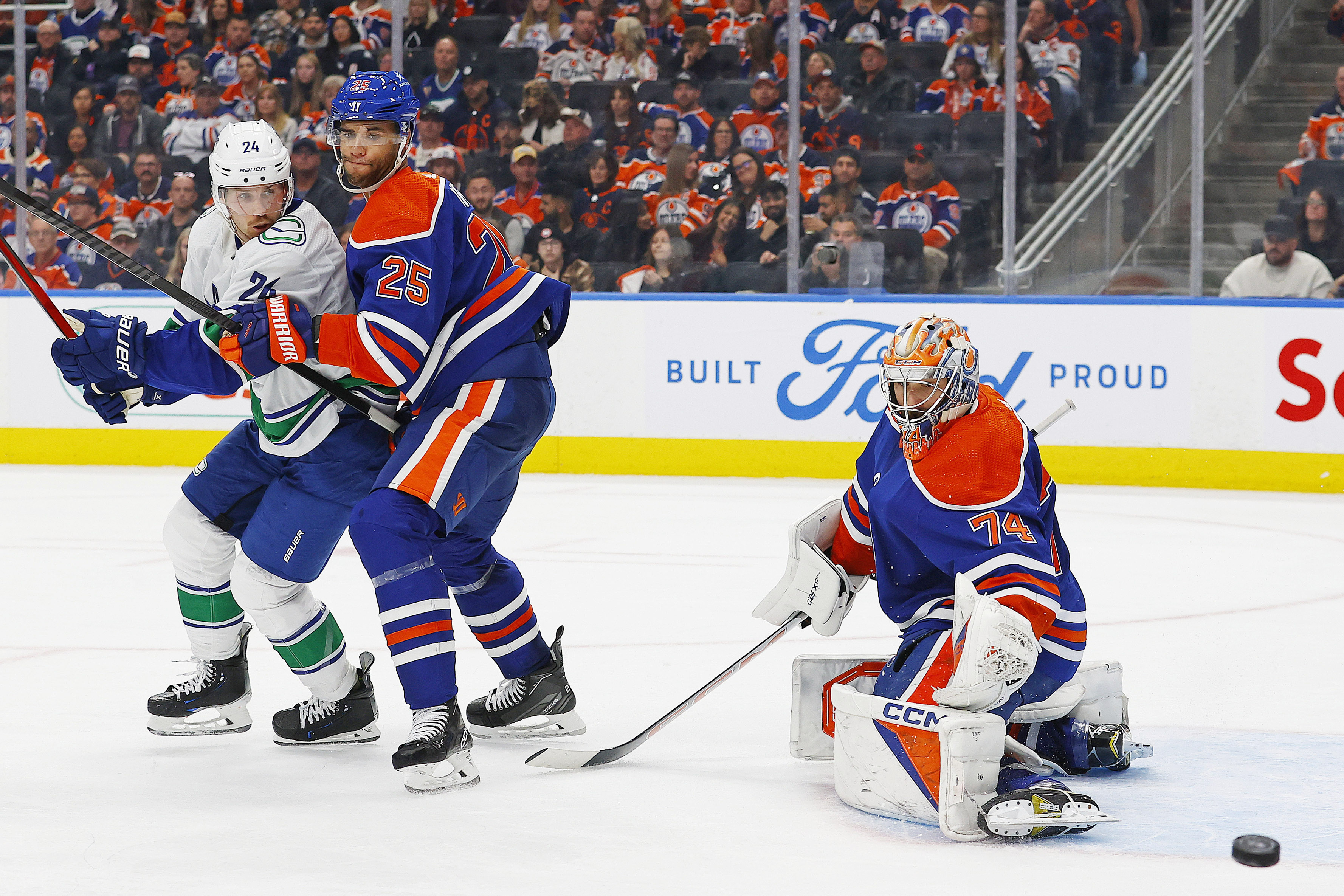 Casey DeSmith shines, Canucks beat Oilers for second straight game