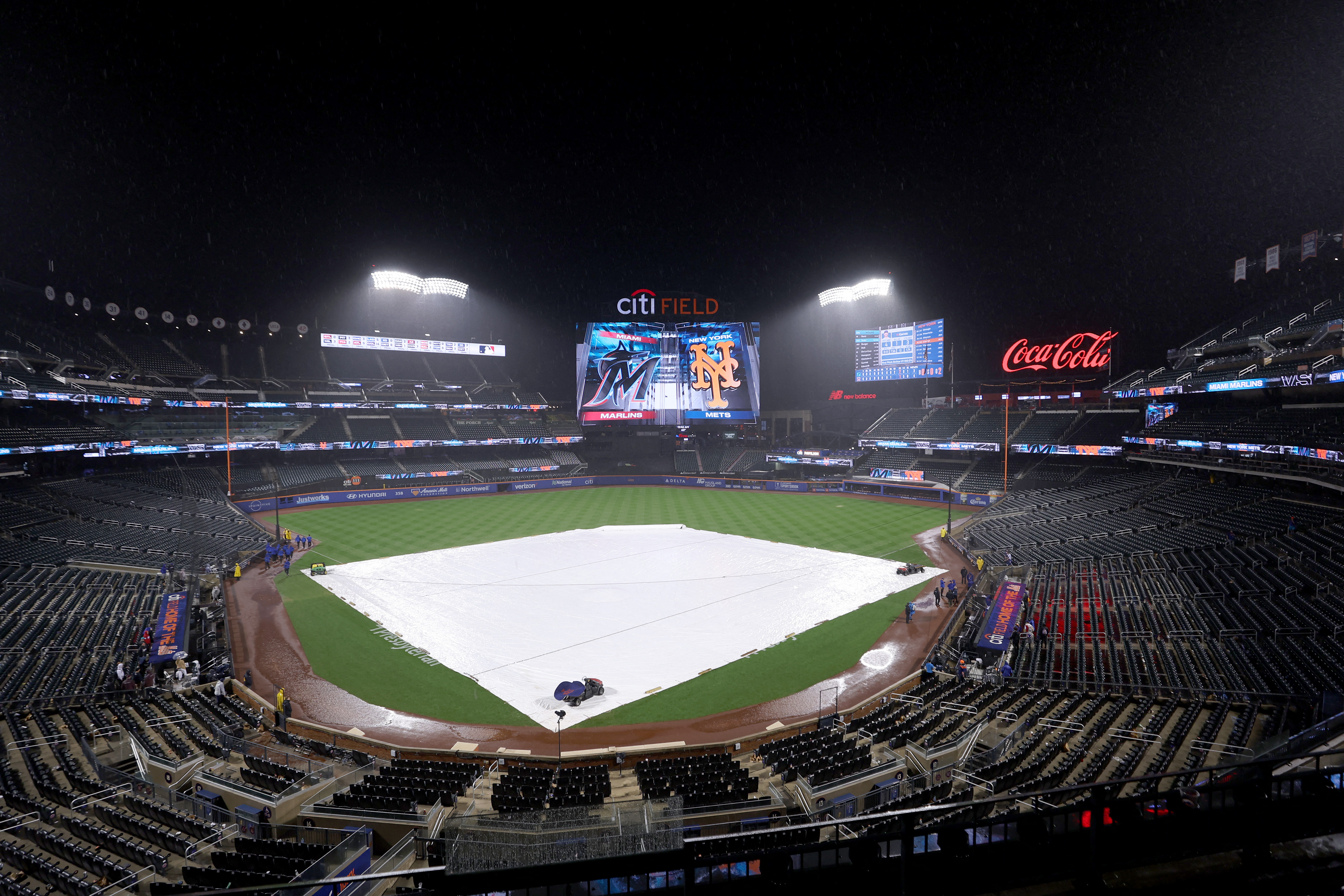 Marlins take lead in 9th vs. Mets, but rain forces suspension