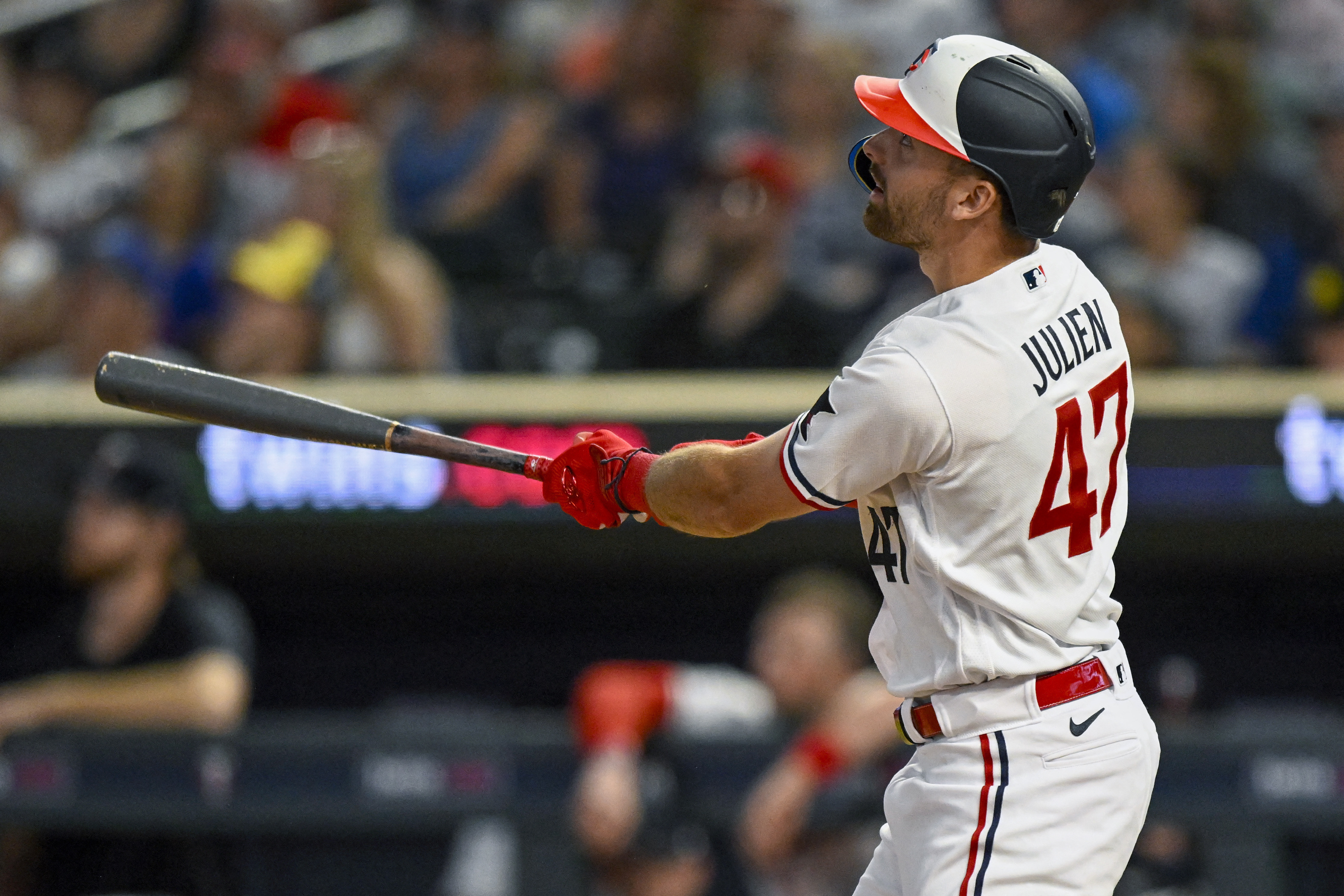 Julien's pinch-hit homer starts 5-run inning; Twins beat Royals 8-4