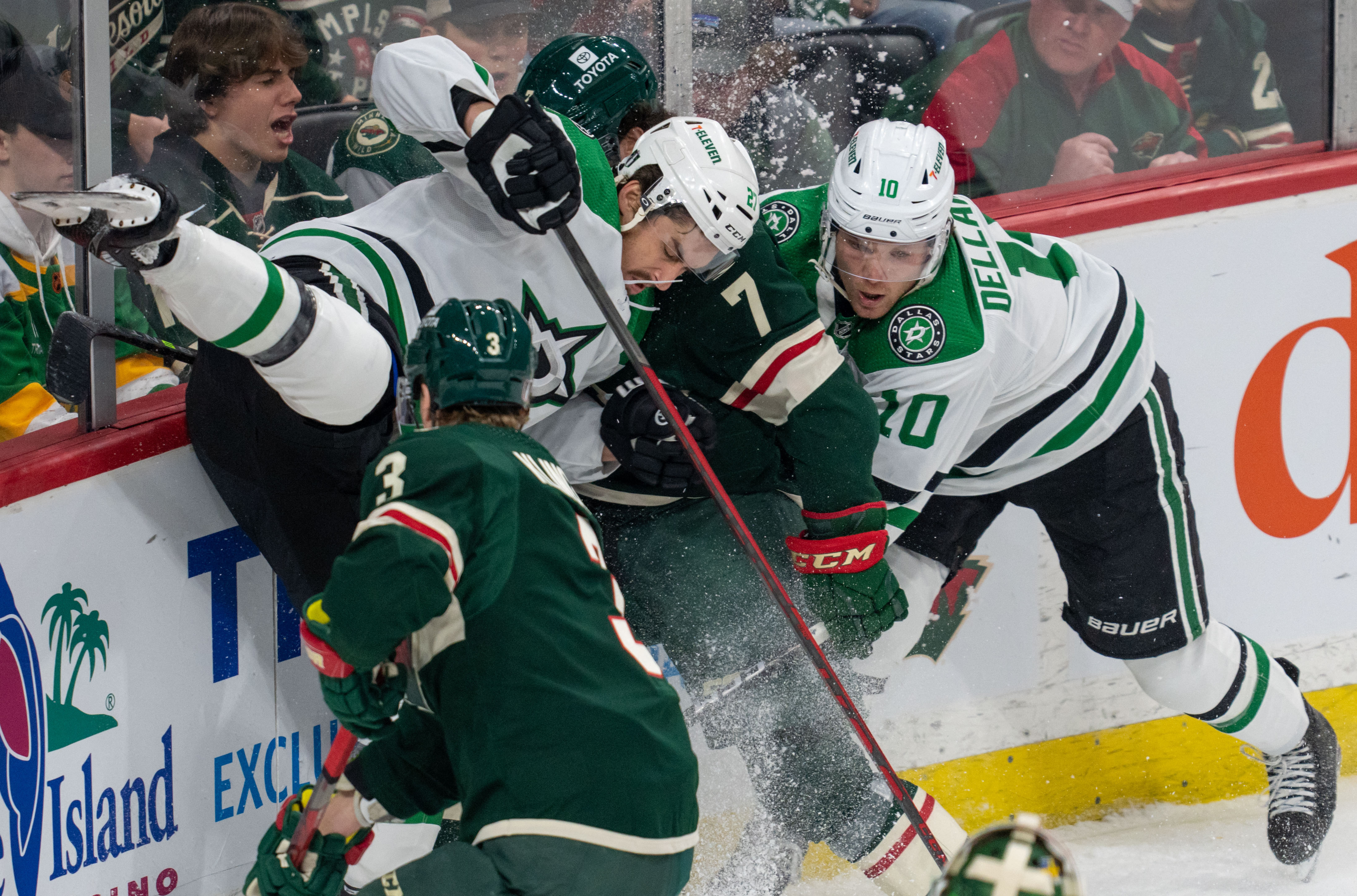 Zuccarello scores 2, Wild beat Stars to take 2-1 series lead