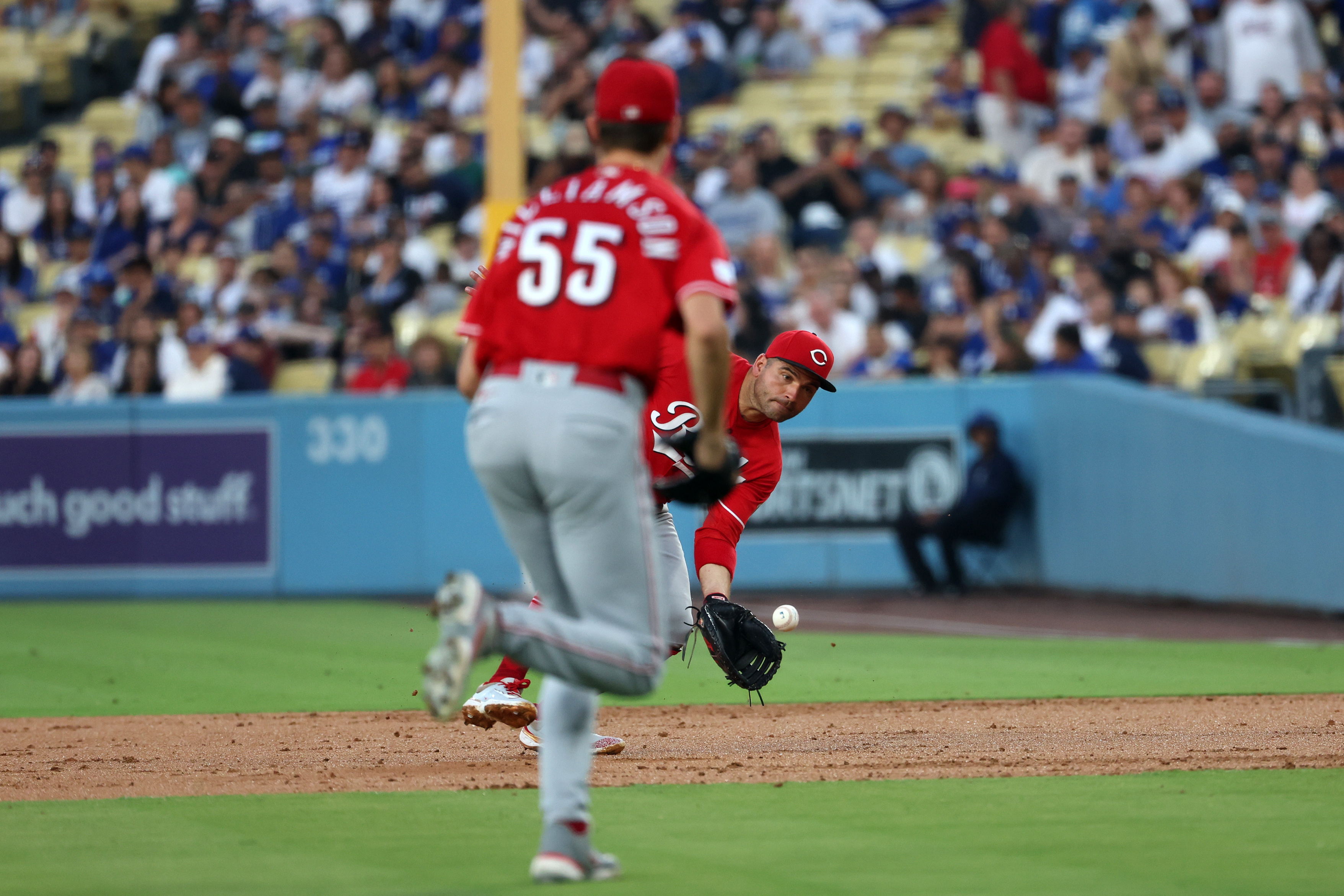 Eugenio Suárez hits 2 homers in Cincinnati Reds win, tied for MLB lead