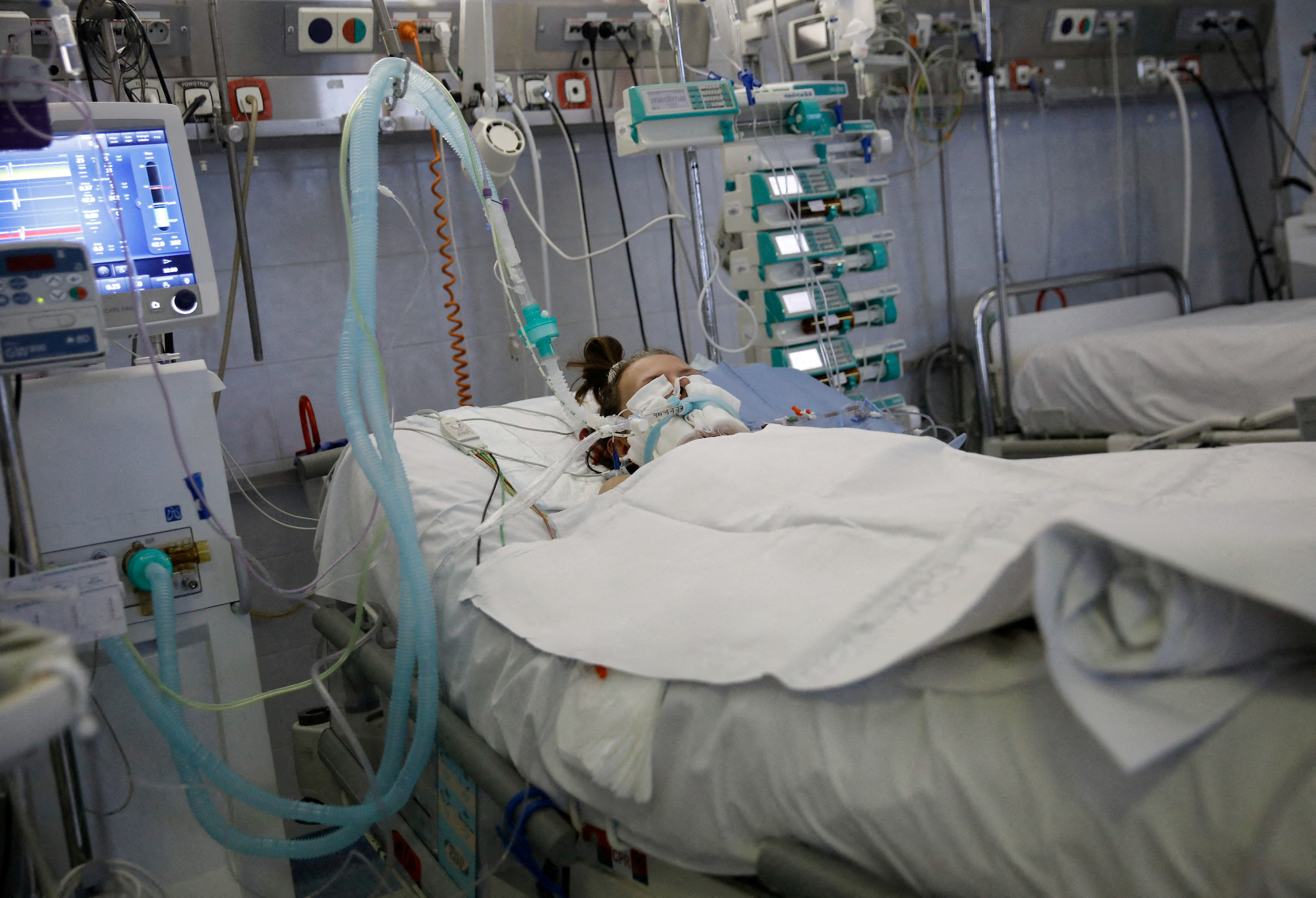 A patient lies intubated on the coronavirus disease (COVID-19) ward at the Central Clinical Hospital of the Ministry of Interior and Administration in Warsaw, Poland, January 11, 2022. REUTERS/Kacper Pempel/File Photo
