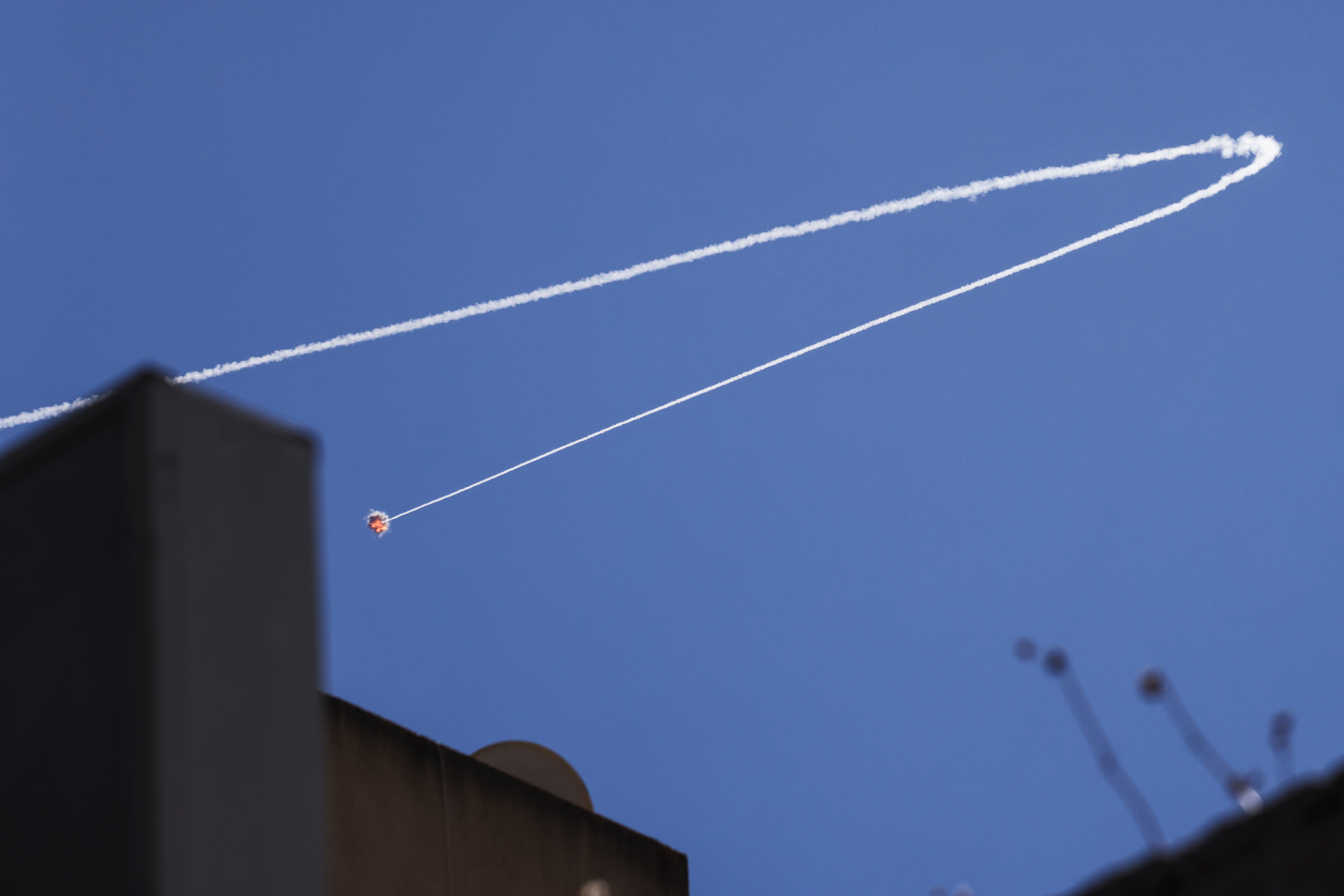 Le système antimissile israélien Iron Dome intercepte une roquette lancée depuis la bande de Gaza vers Israël, vue depuis Ashkelon, dans le sud d'Israël, le 19 mai 2021. REUTERS / Baz Ratner