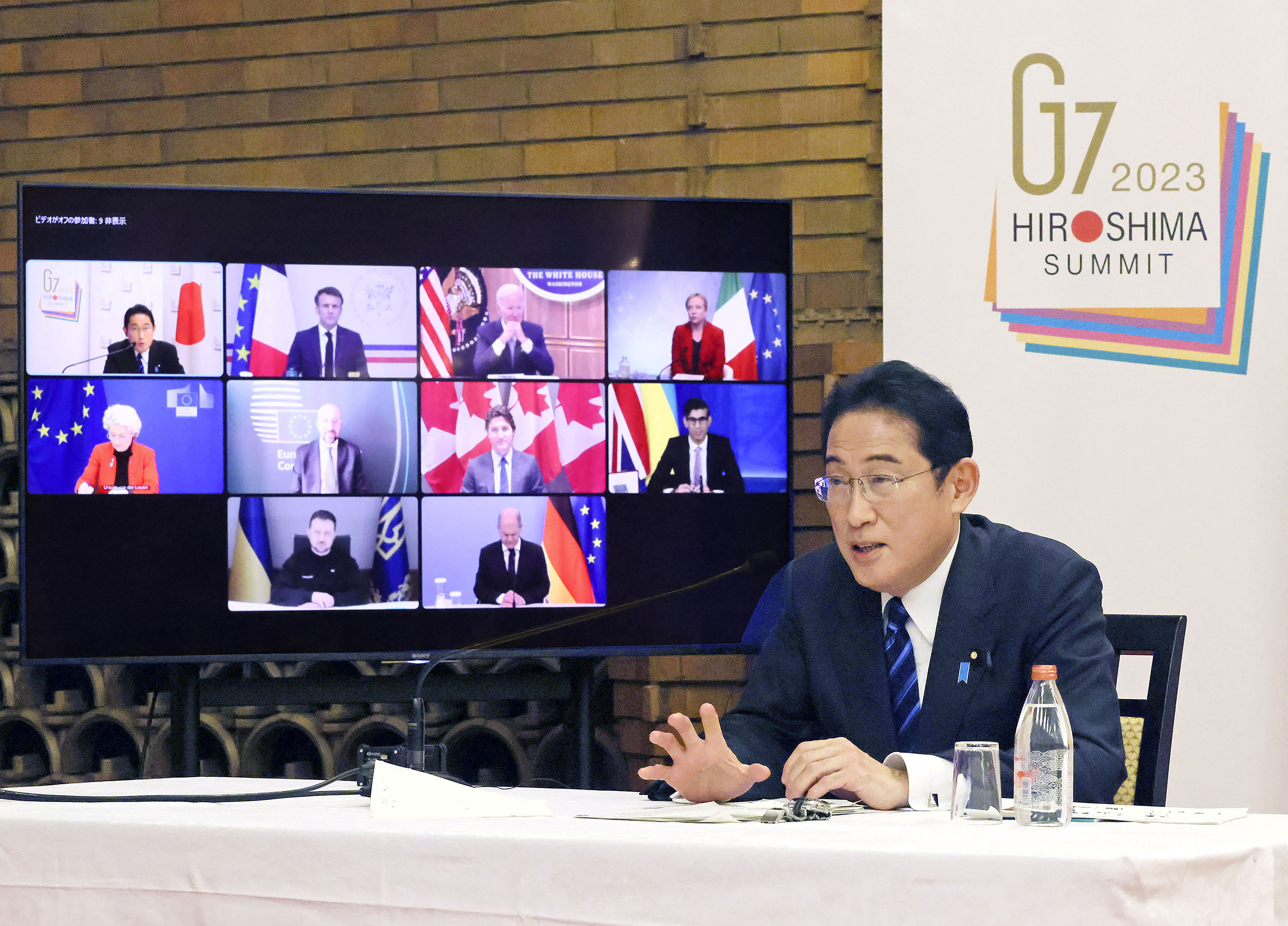 El primer ministro de Japón, Fumio Kishida, preside la reunión en línea con los líderes del G7 y otros en Tokio