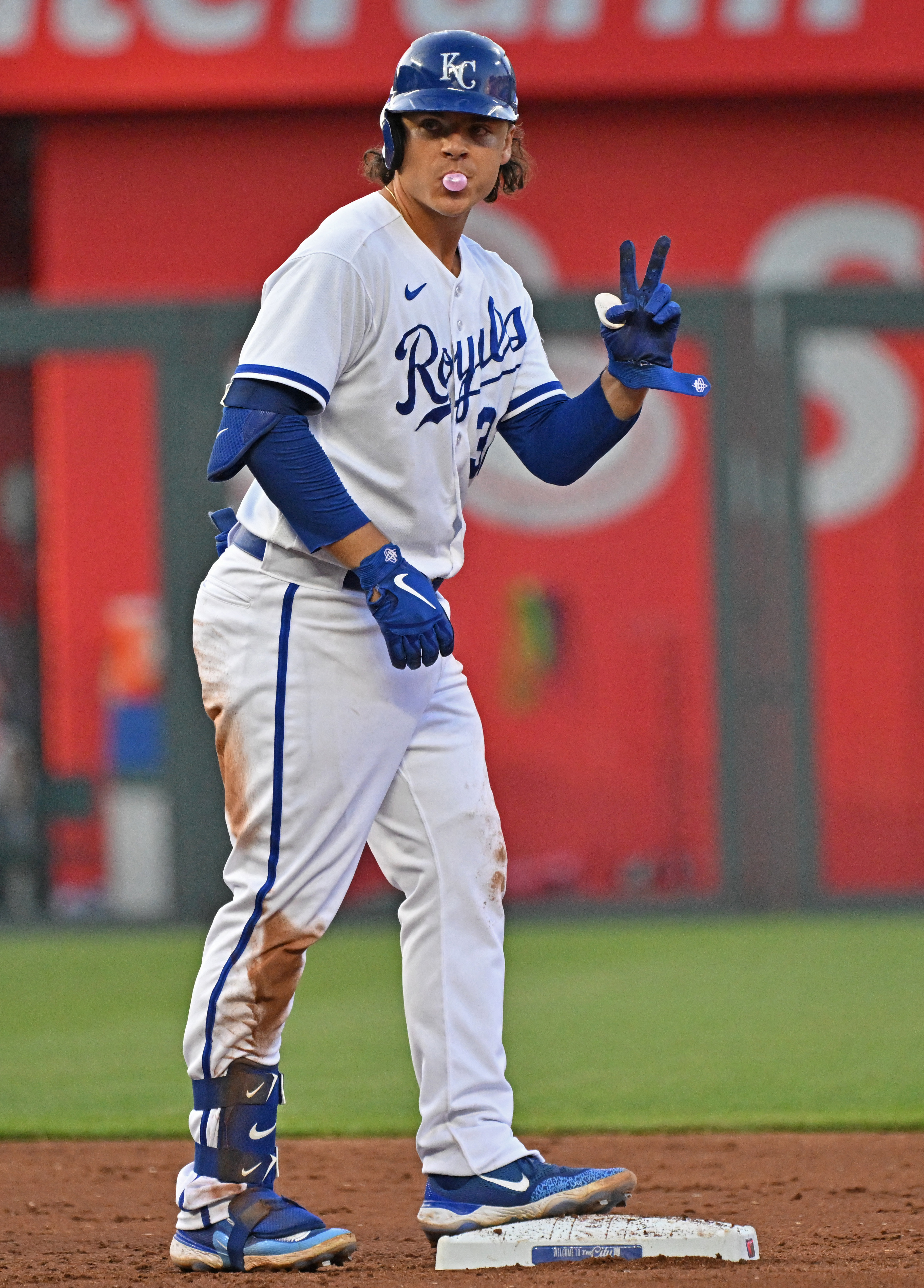 Kansas City Royals star Salvador Perez leaves game vs. Reds with