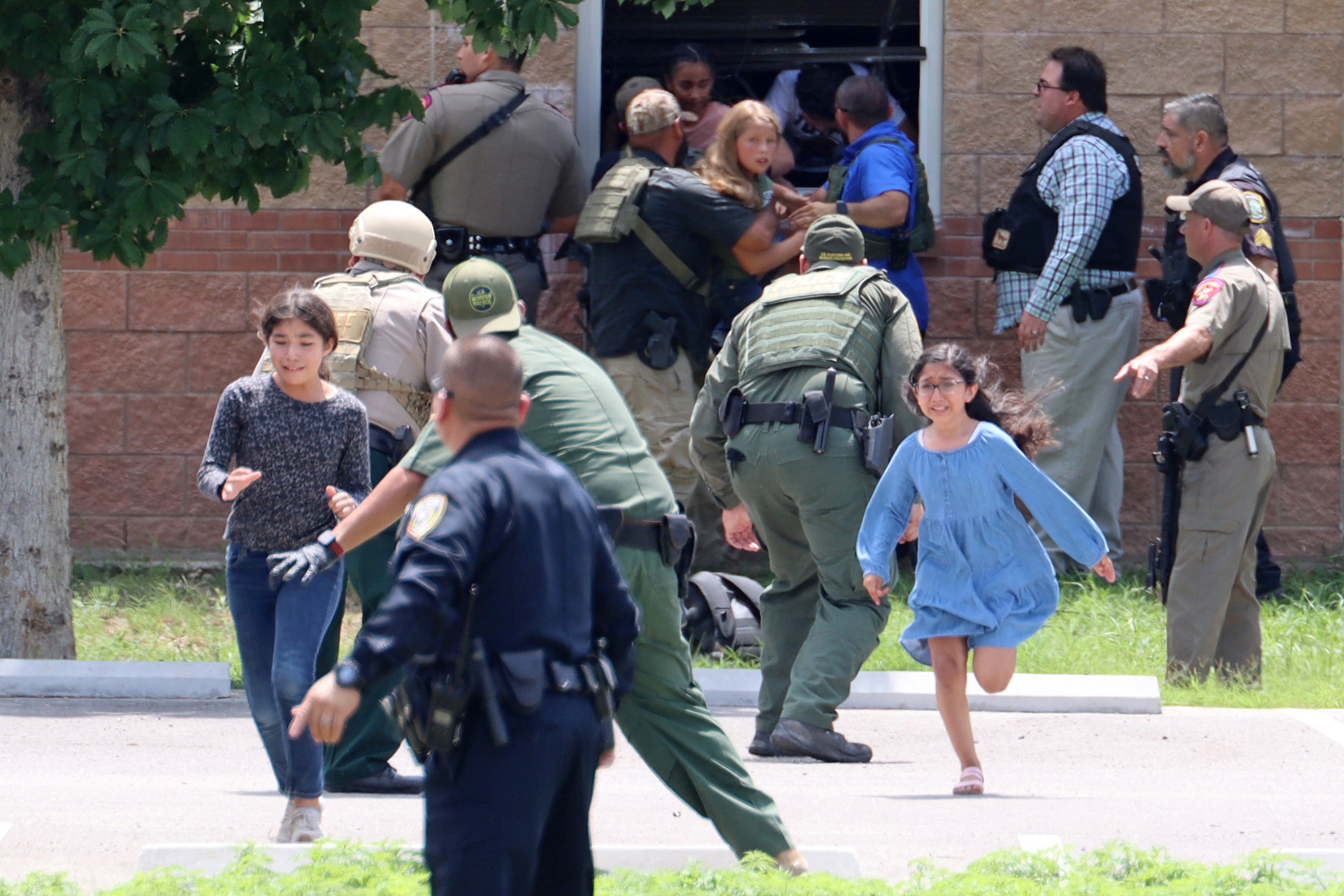 Investigators question delayed police response in Texas school shooting |  Reuters