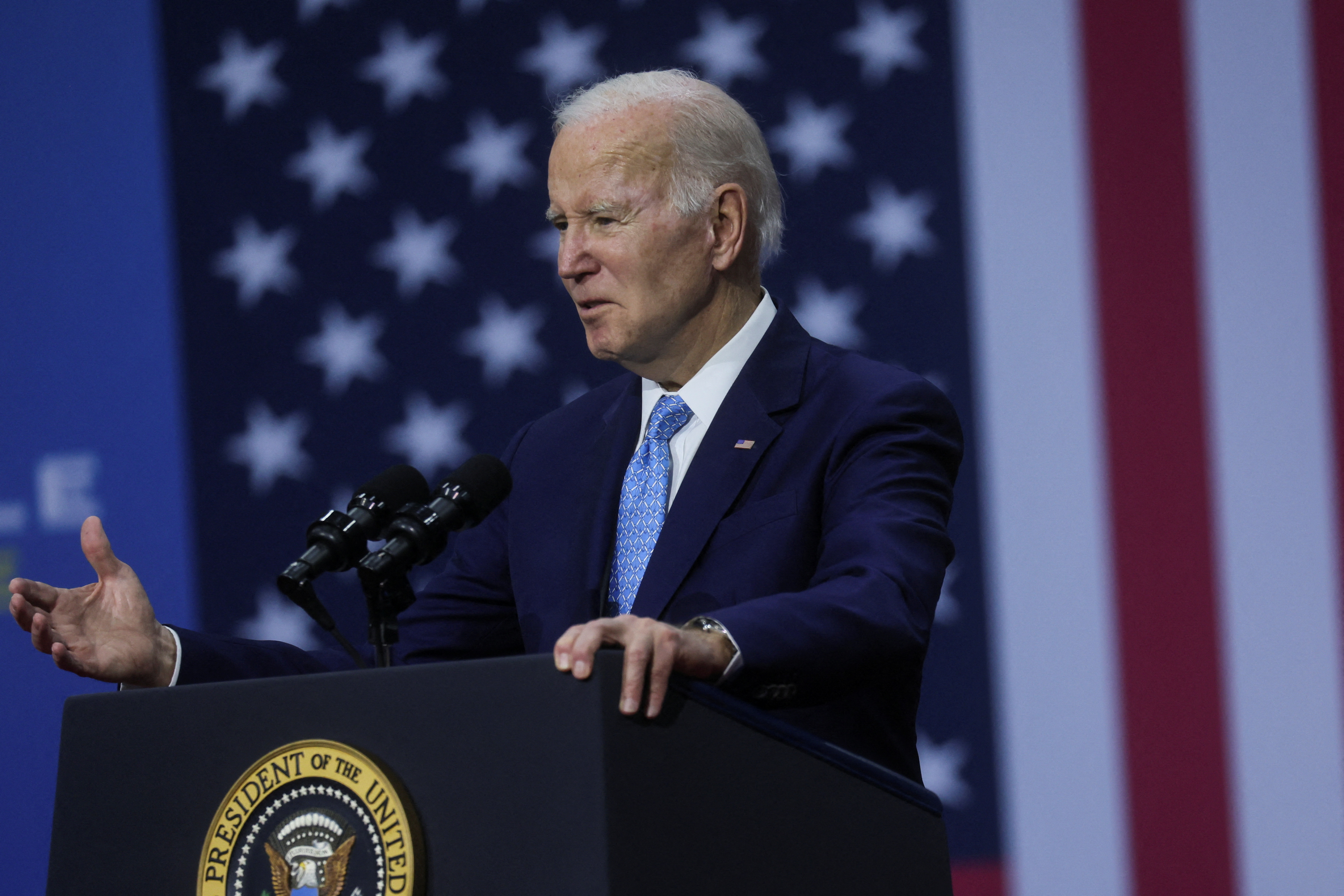 Le président américain Joe Biden vante un plan de soins de santé lors de sa visite à Virginia Beach