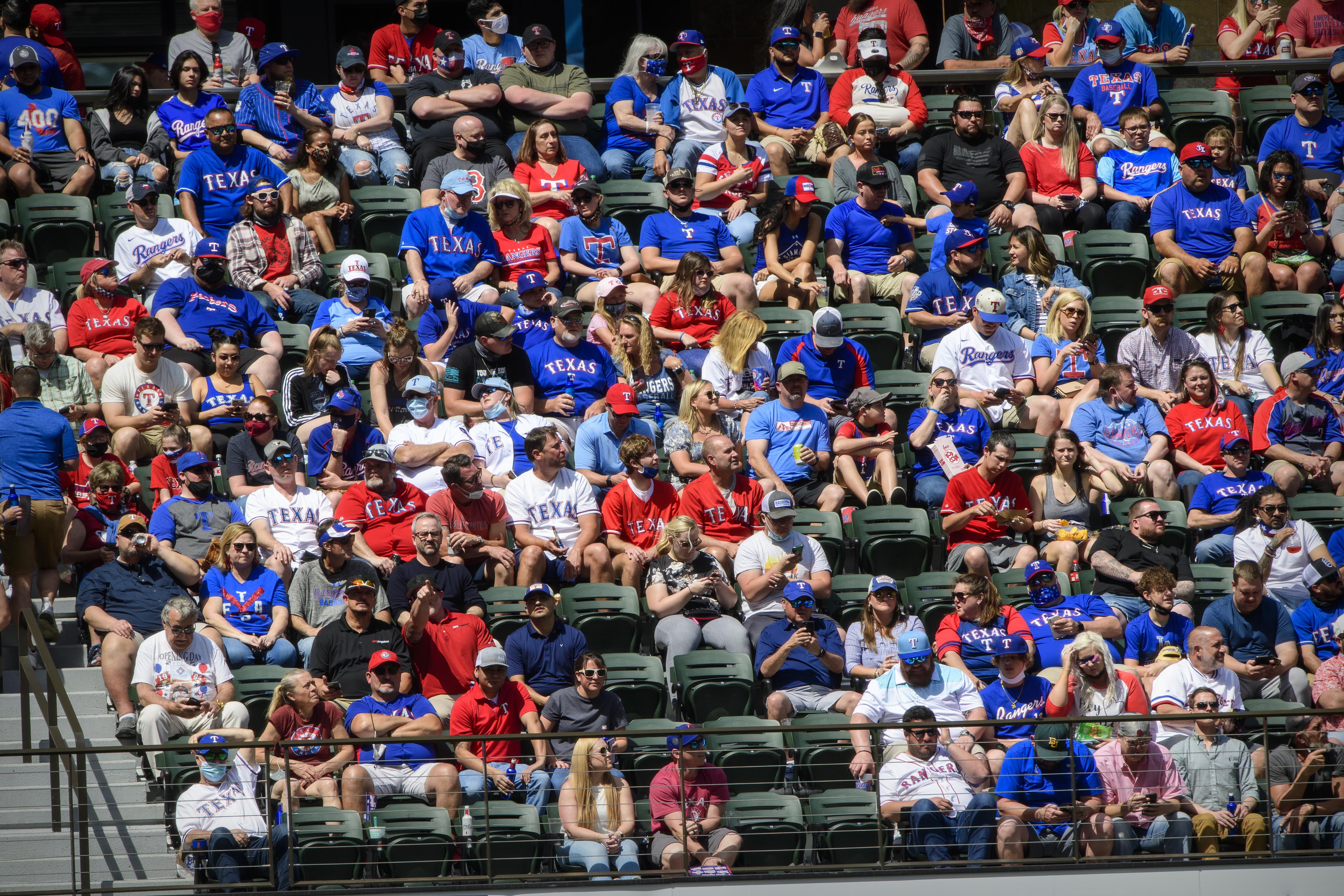 indelukke automatisk Tyranny Baseball-Fans pack stands as Texas Rangers welcome full capacity | Reuters