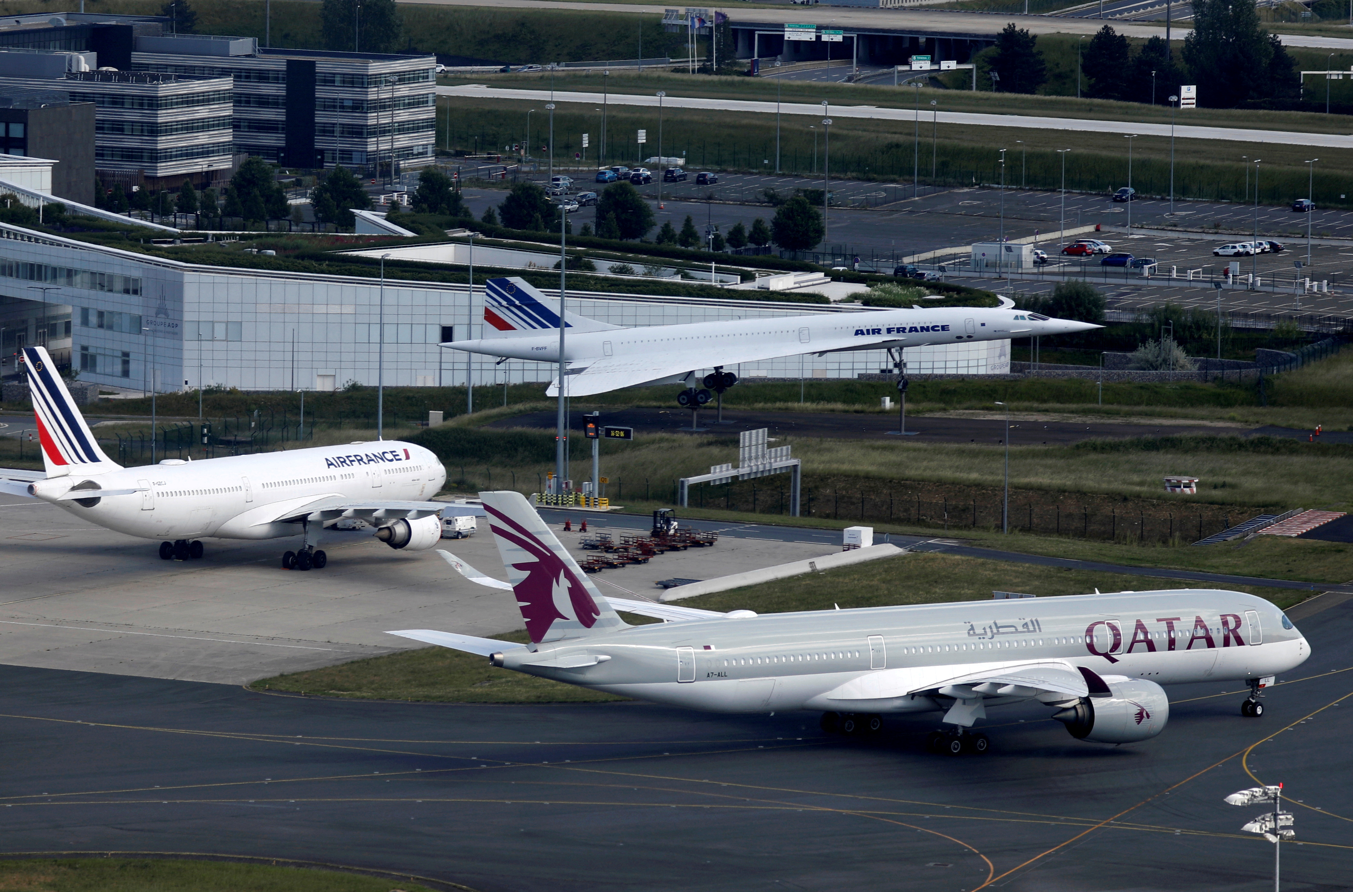 Airplanes at Paris Charles de Gaulle airport in Roissy-en-France