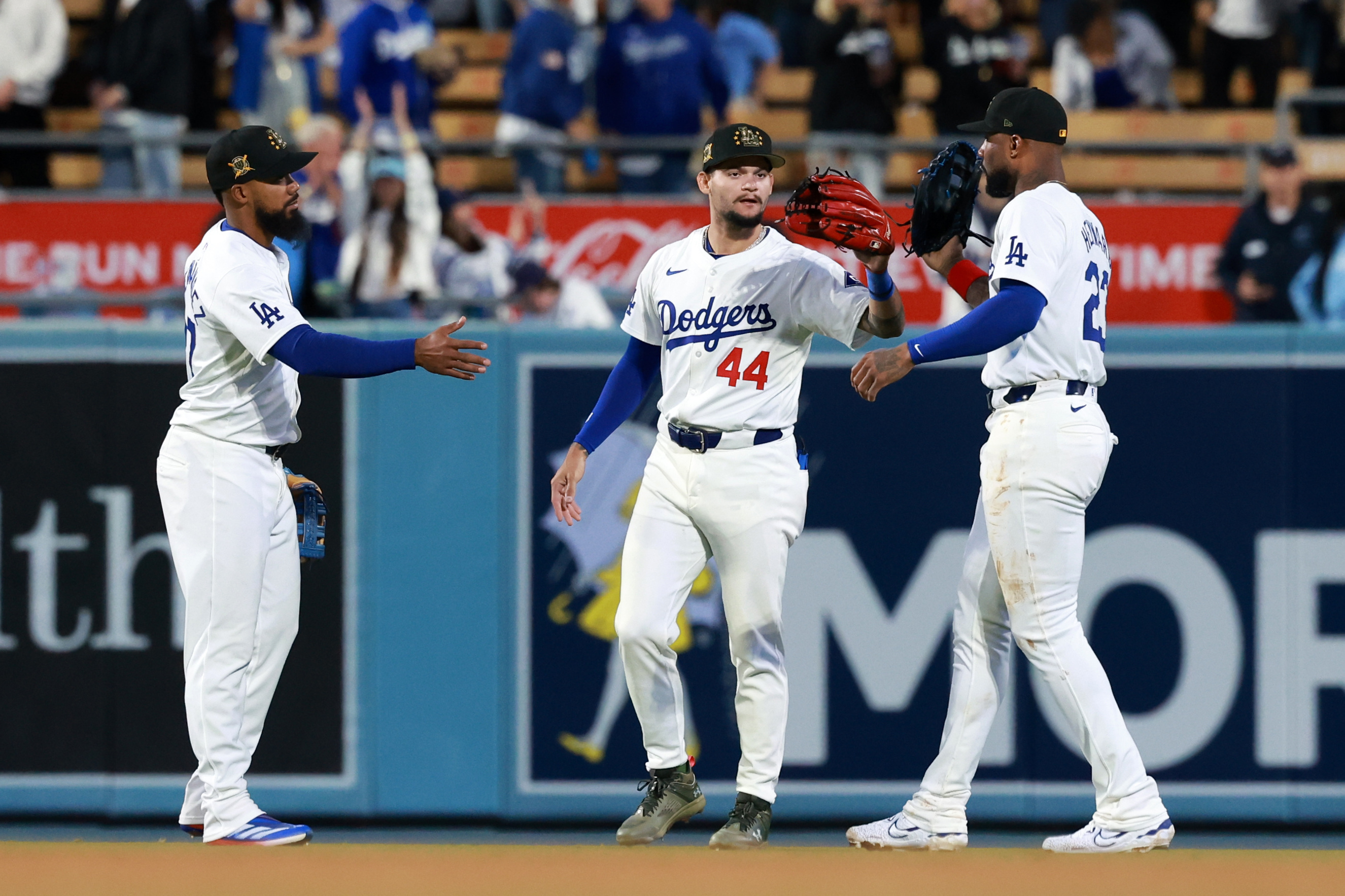 Dodgers blow lead, bounce back to beat Reds | Reuters