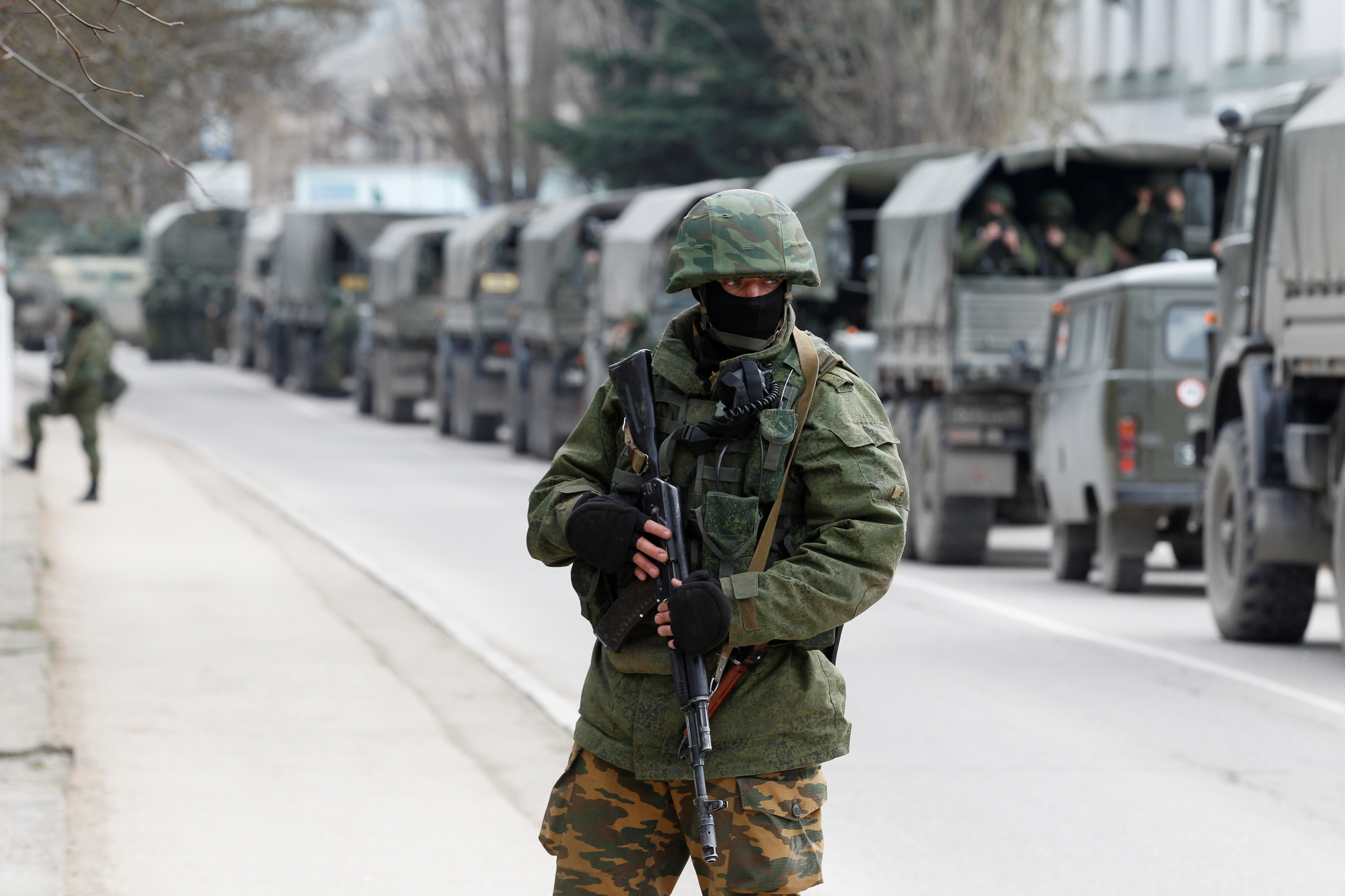 Russia to deploy new paratroop regiment on annexed Crimea | Reuters