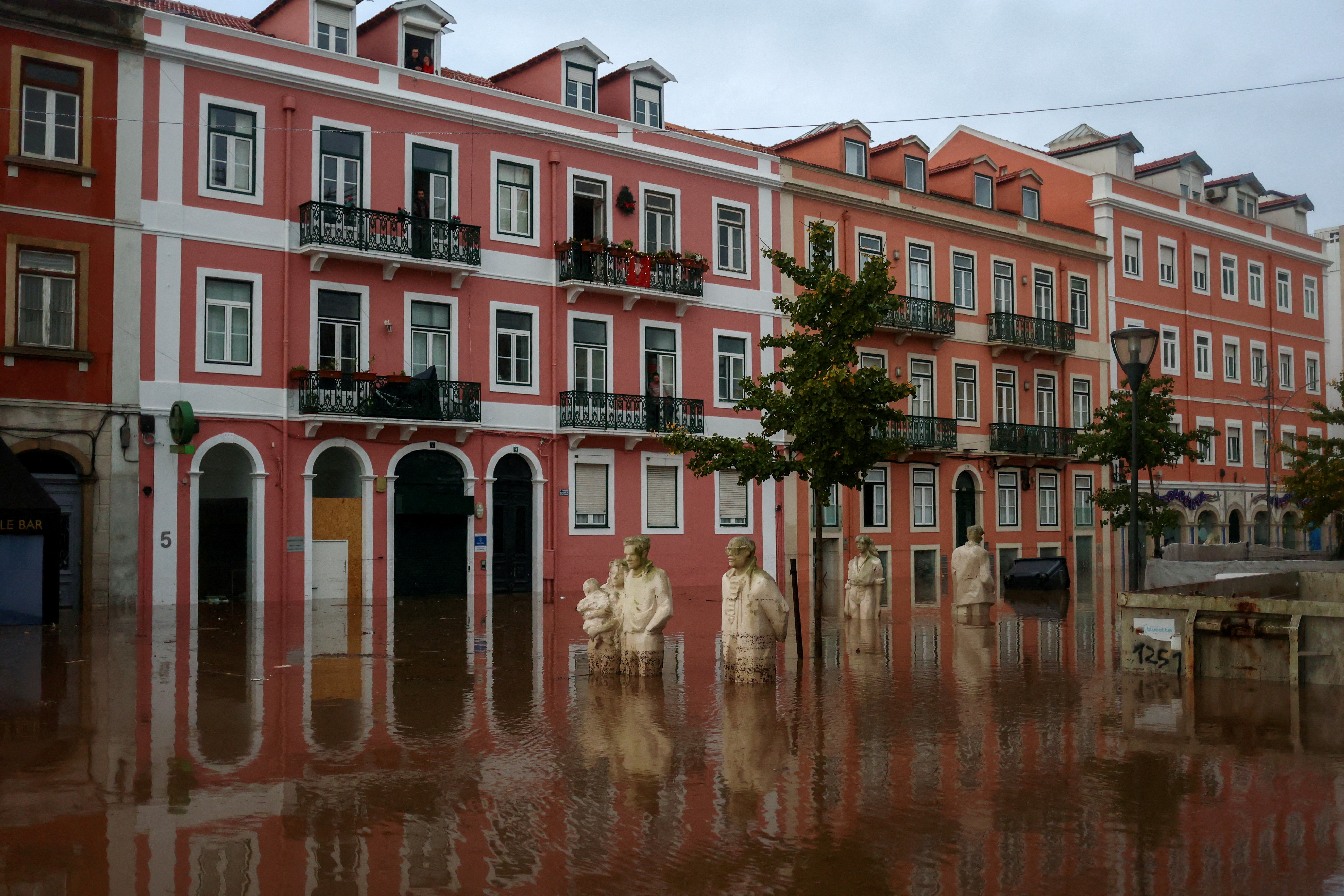 Ζητήθηκε από τους κατοίκους να παραμείνουν στα σπίτια τους καθώς οι έντονες βροχοπτώσεις και οι πλημμύρες έπληξαν την Πορτογαλία