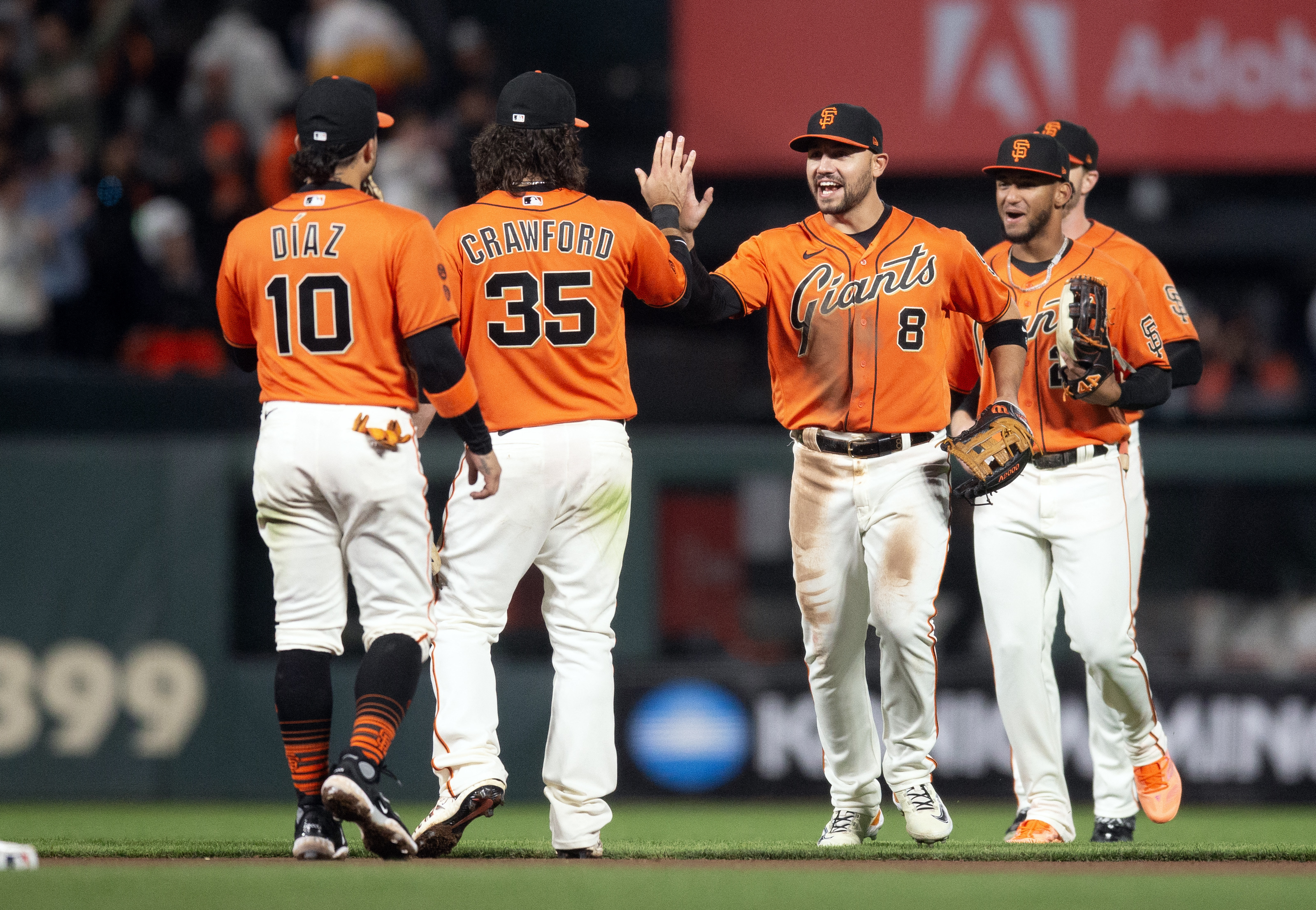 Giants begin series by knocking off West-leading D-backs