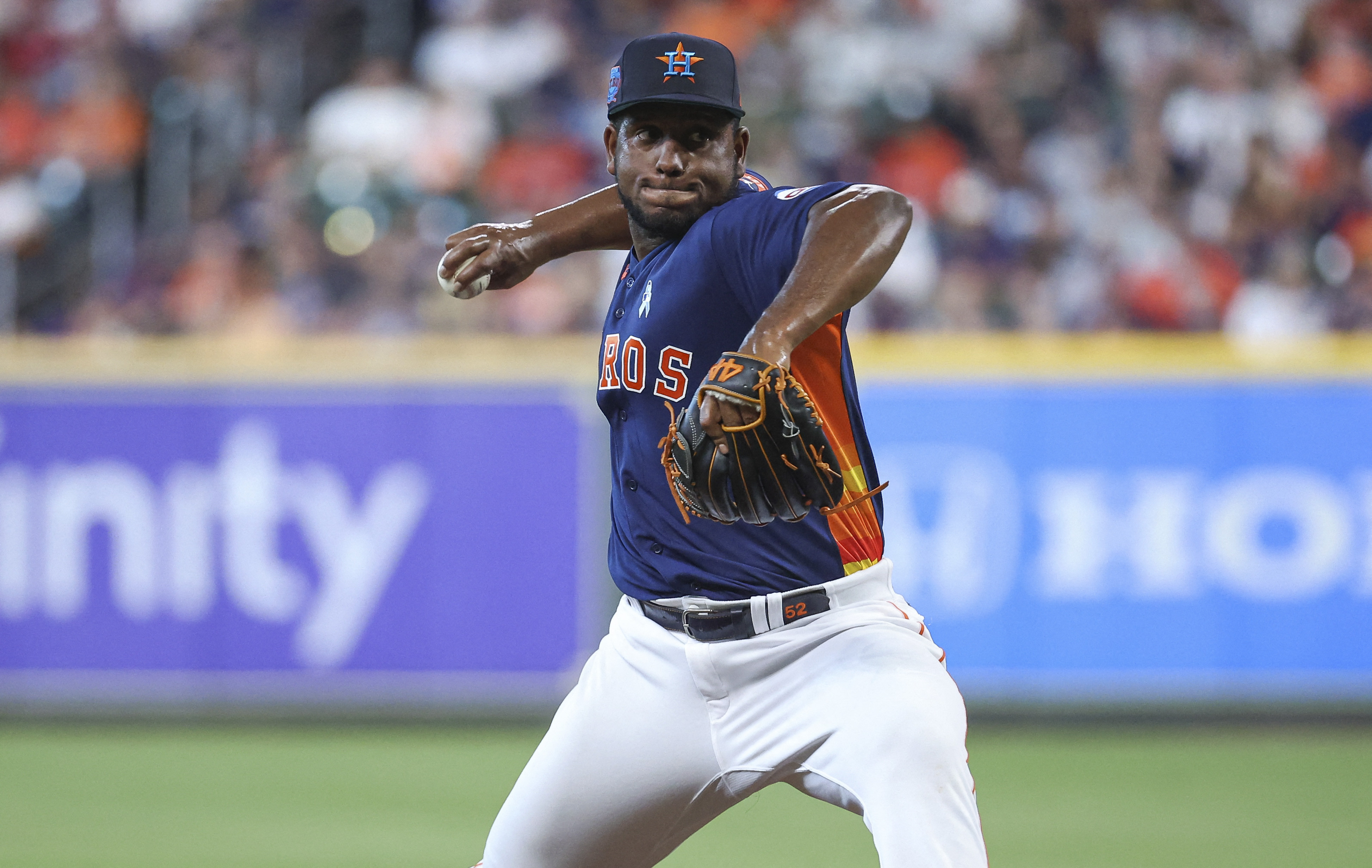 Alvarez, Julks deliver late, Astros top Braves 5-2