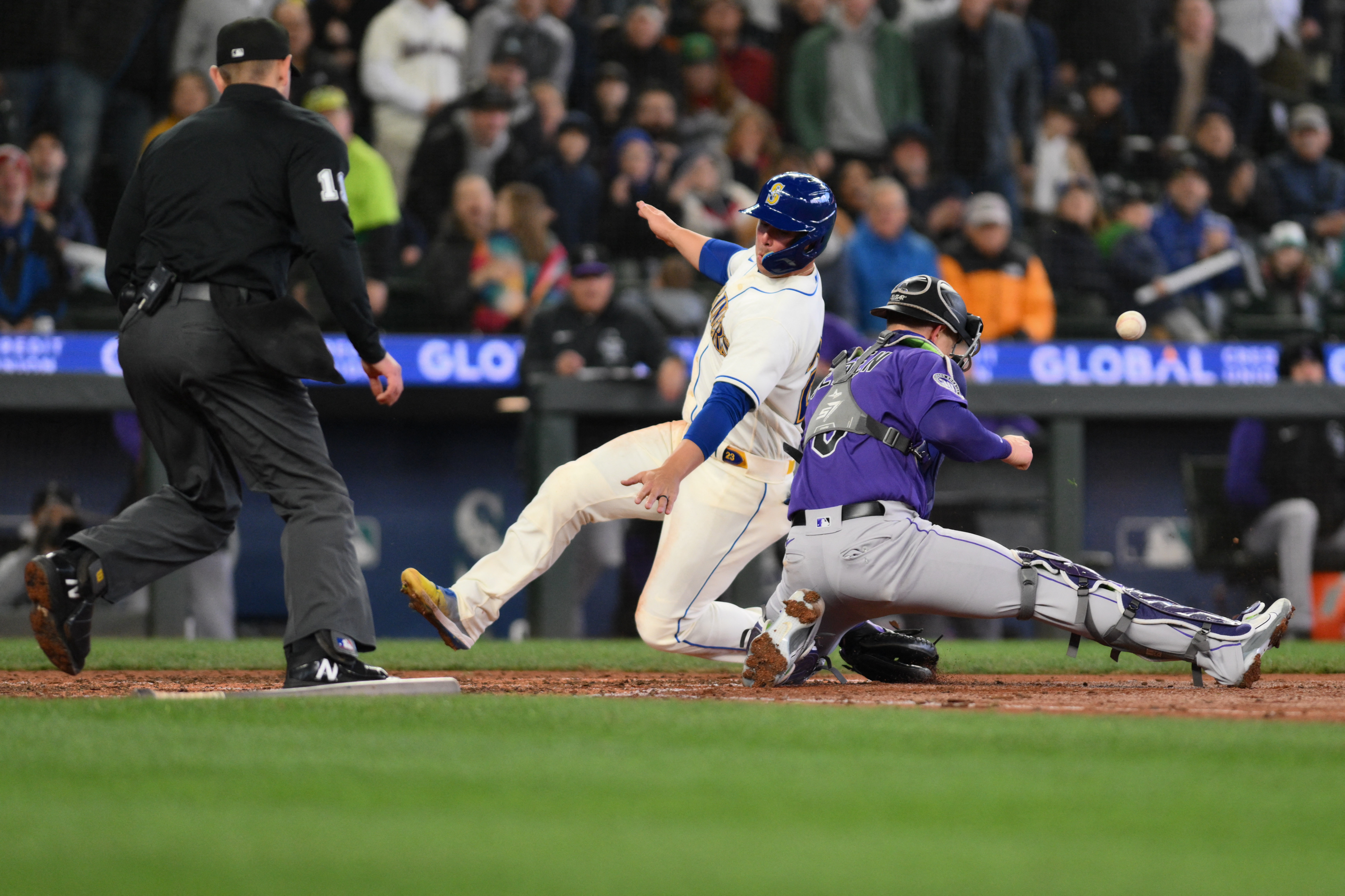 Luis Castillo flirts with perfection as Mariners sweep Rockies