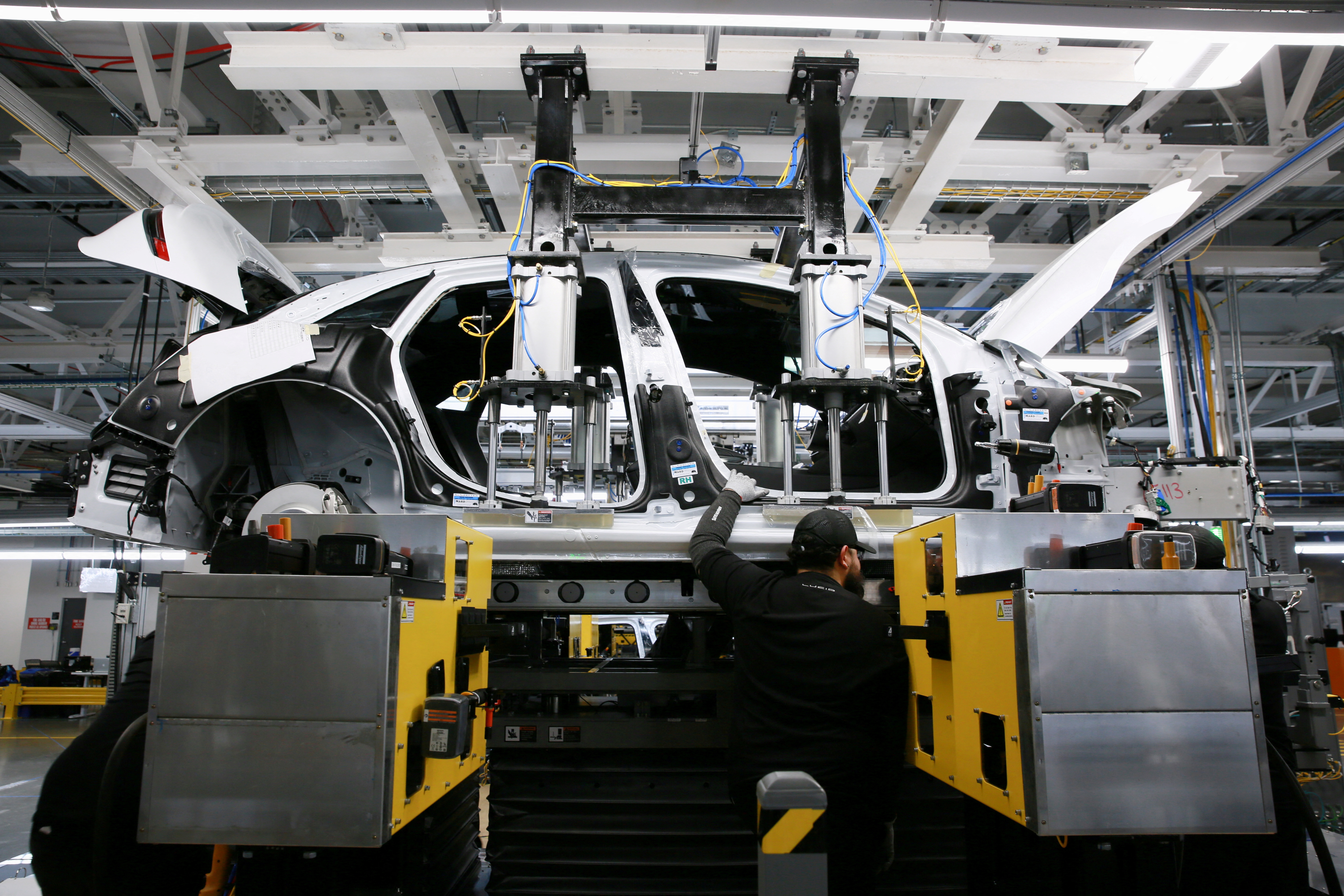Trabalhadores montam veículos elétricos na fábrica da Lucid Motors em Casa Grande