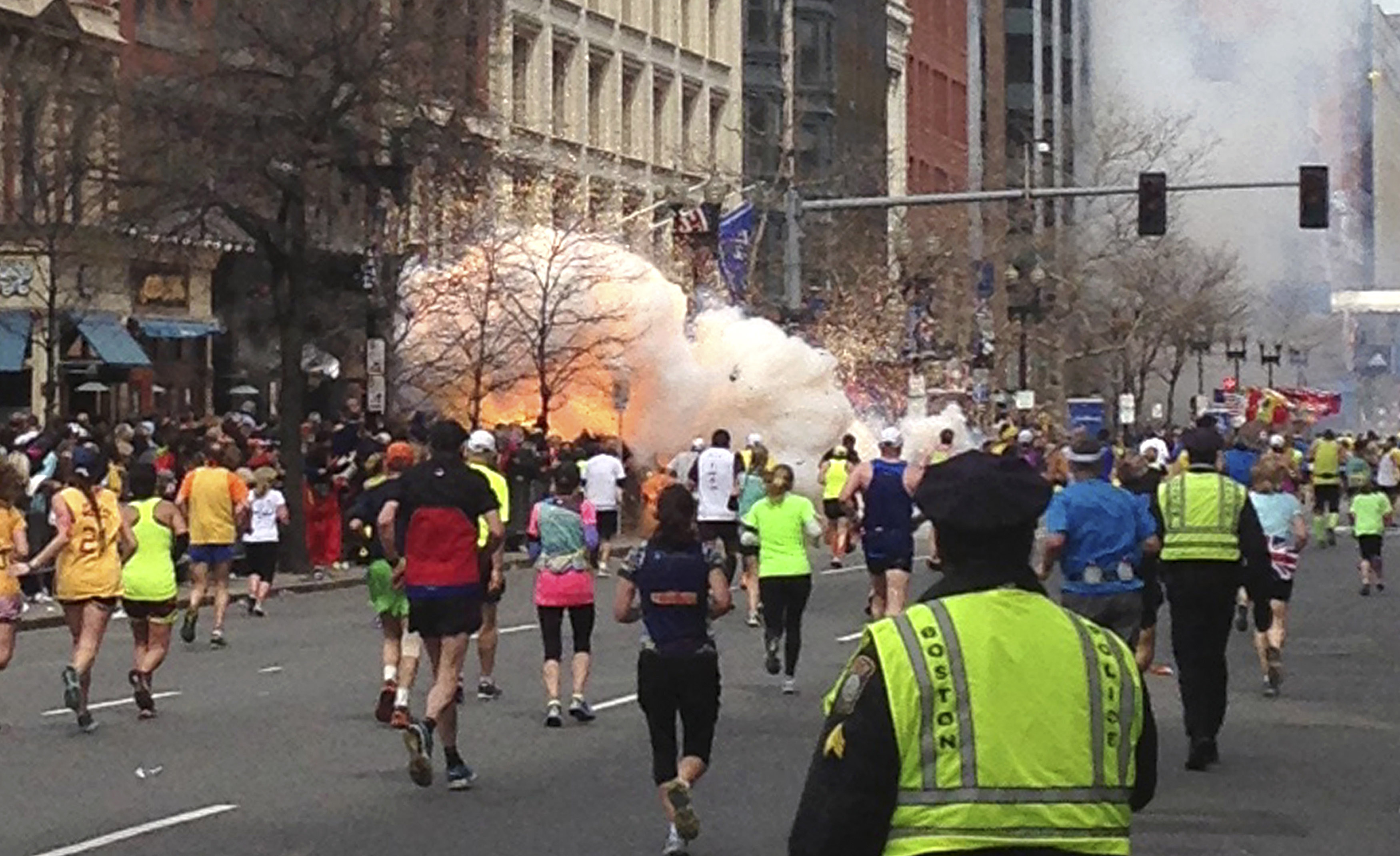 17 апреля 2013. Теракт Бостонский марафон 2013. Бостонский марафон 2013 взрыв. Бостонском марафоне в 2013 году. Бостонском марафоне 15 апреля 2013 года.