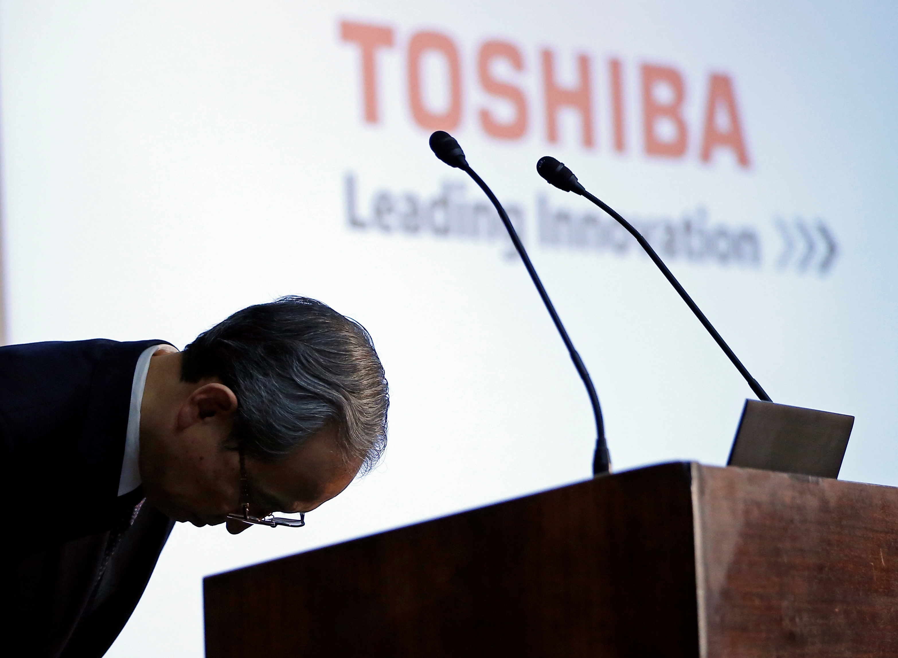 Toshiba Corp CEO Satoshi Tsunakawa bows during a news conference after asking regulators for extension on financial filing and deal on chip unit sale, at the company headquarters in Tokyo