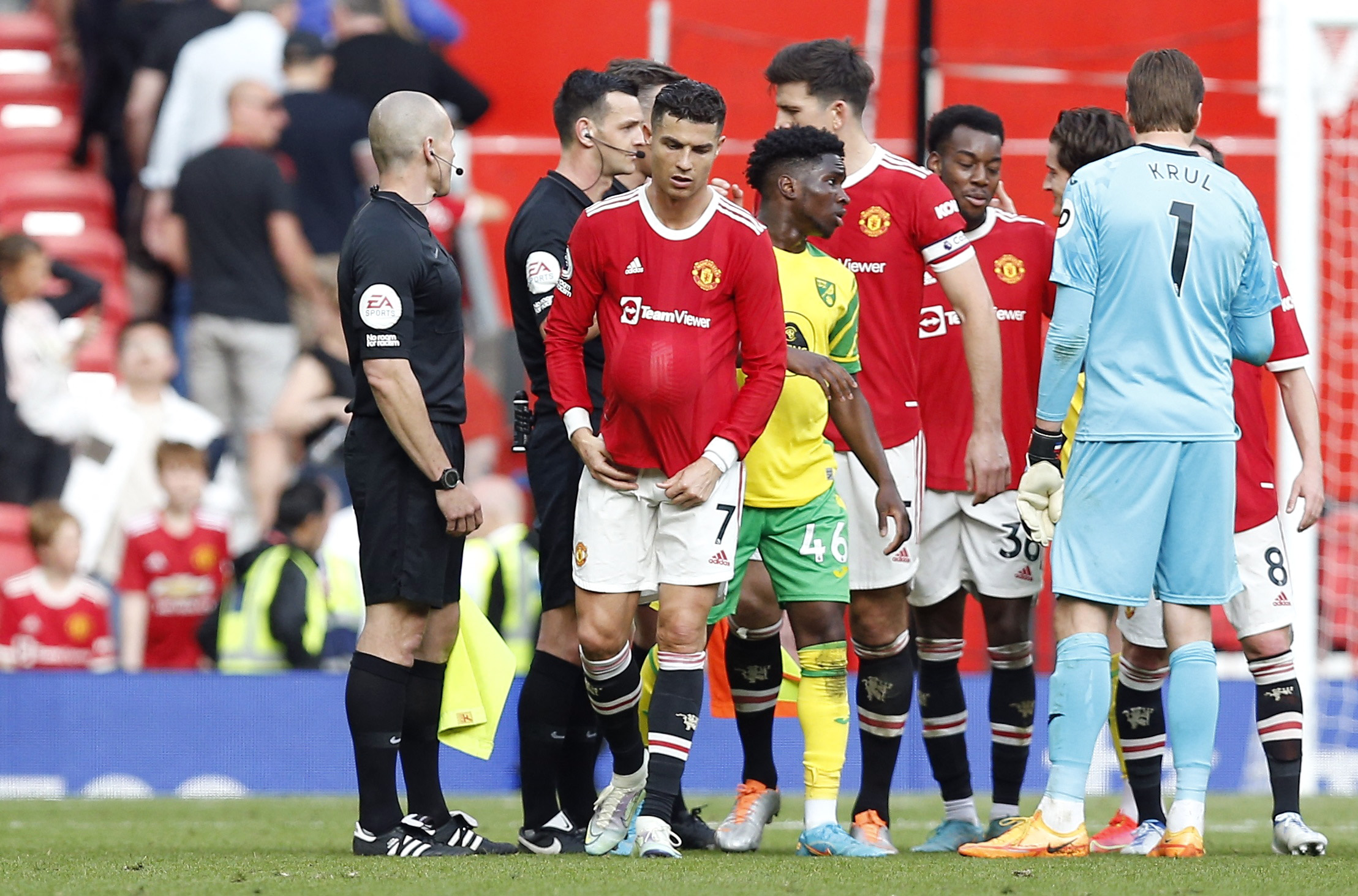 Man United supporters protest against club ownership before