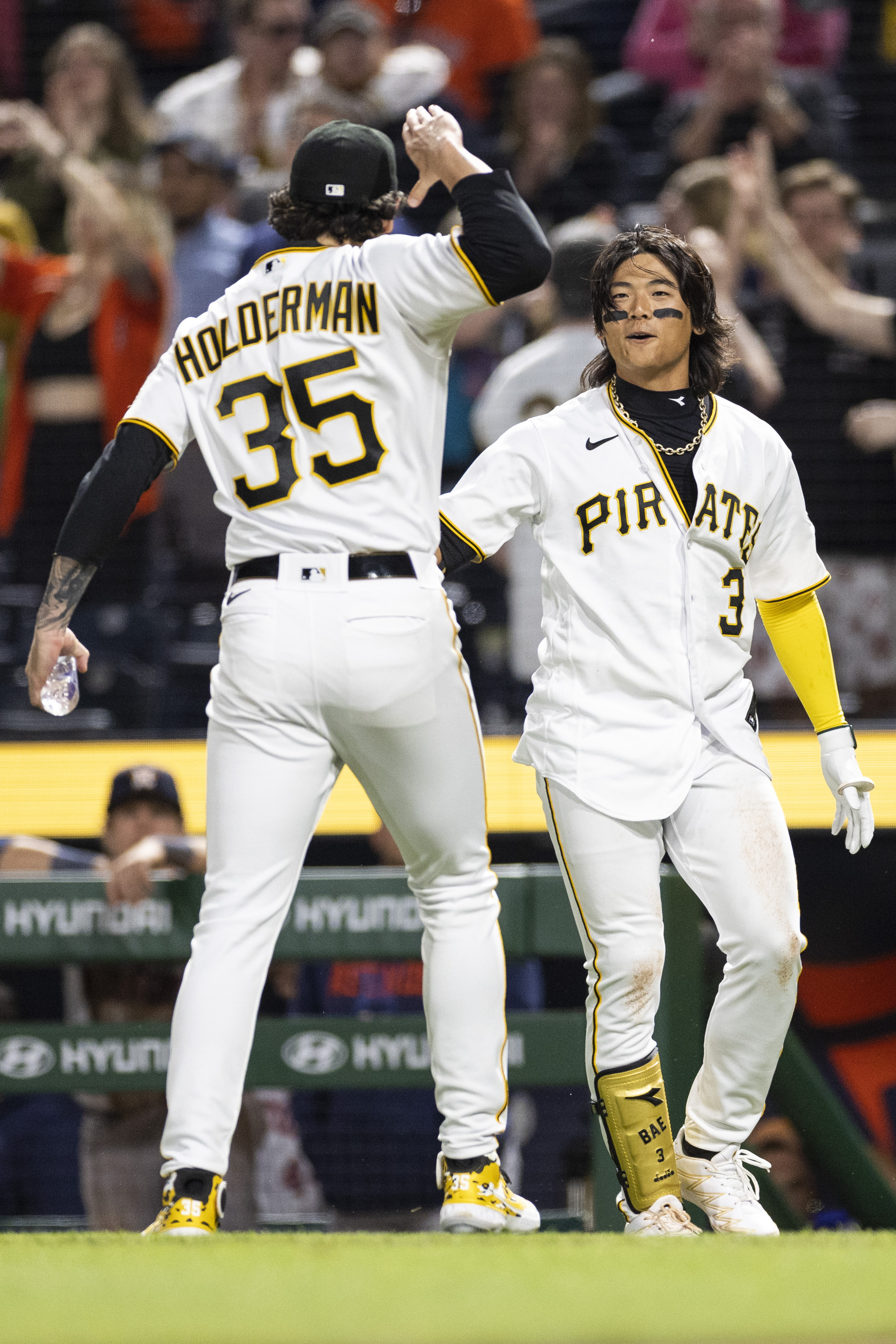 Ji Hwan Bae's walk-off 3-run HR sends Pirates past Astros