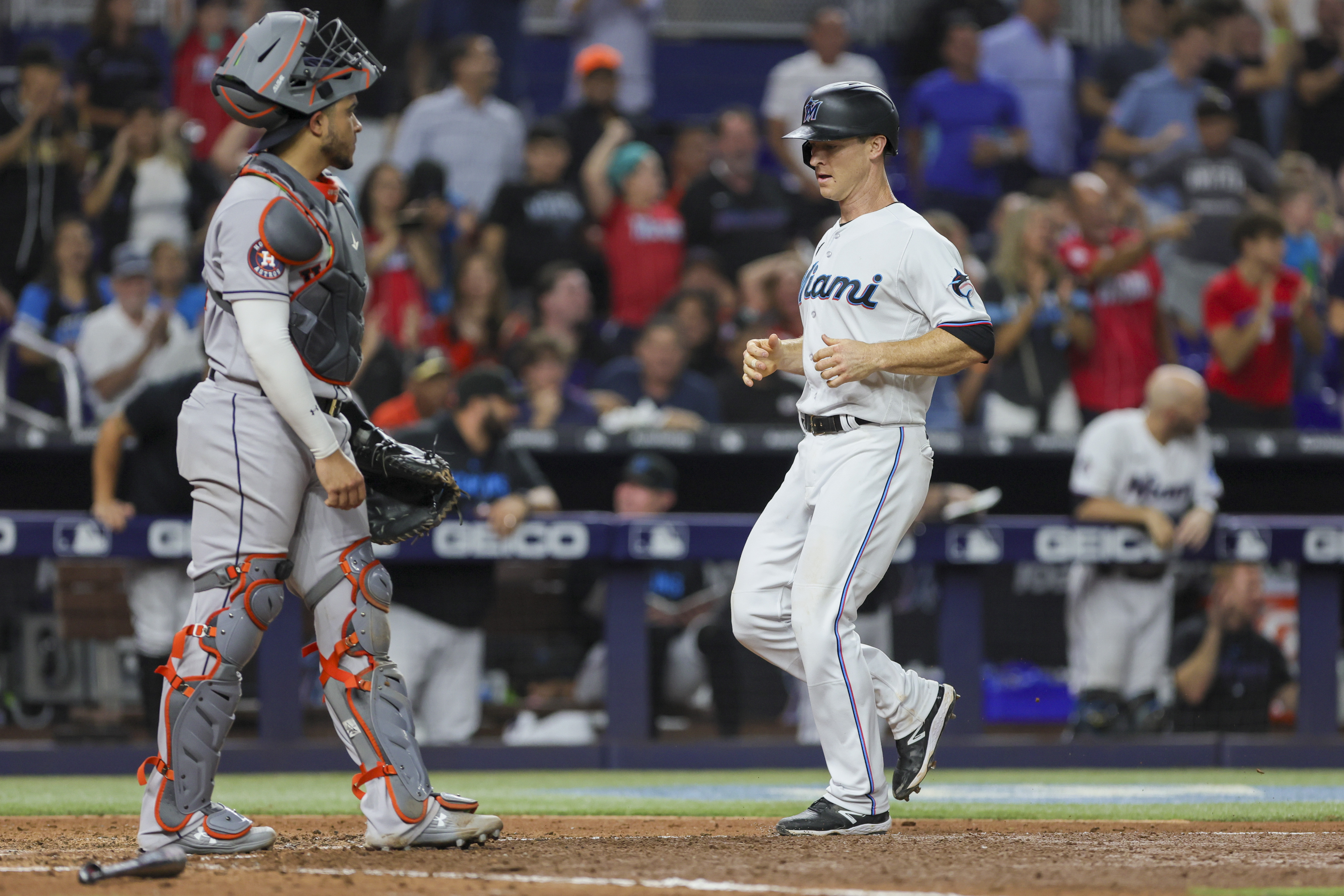 Jose Altuve exits game against Marlins after fouling pitch off his shin in  1st inning - The San Diego Union-Tribune