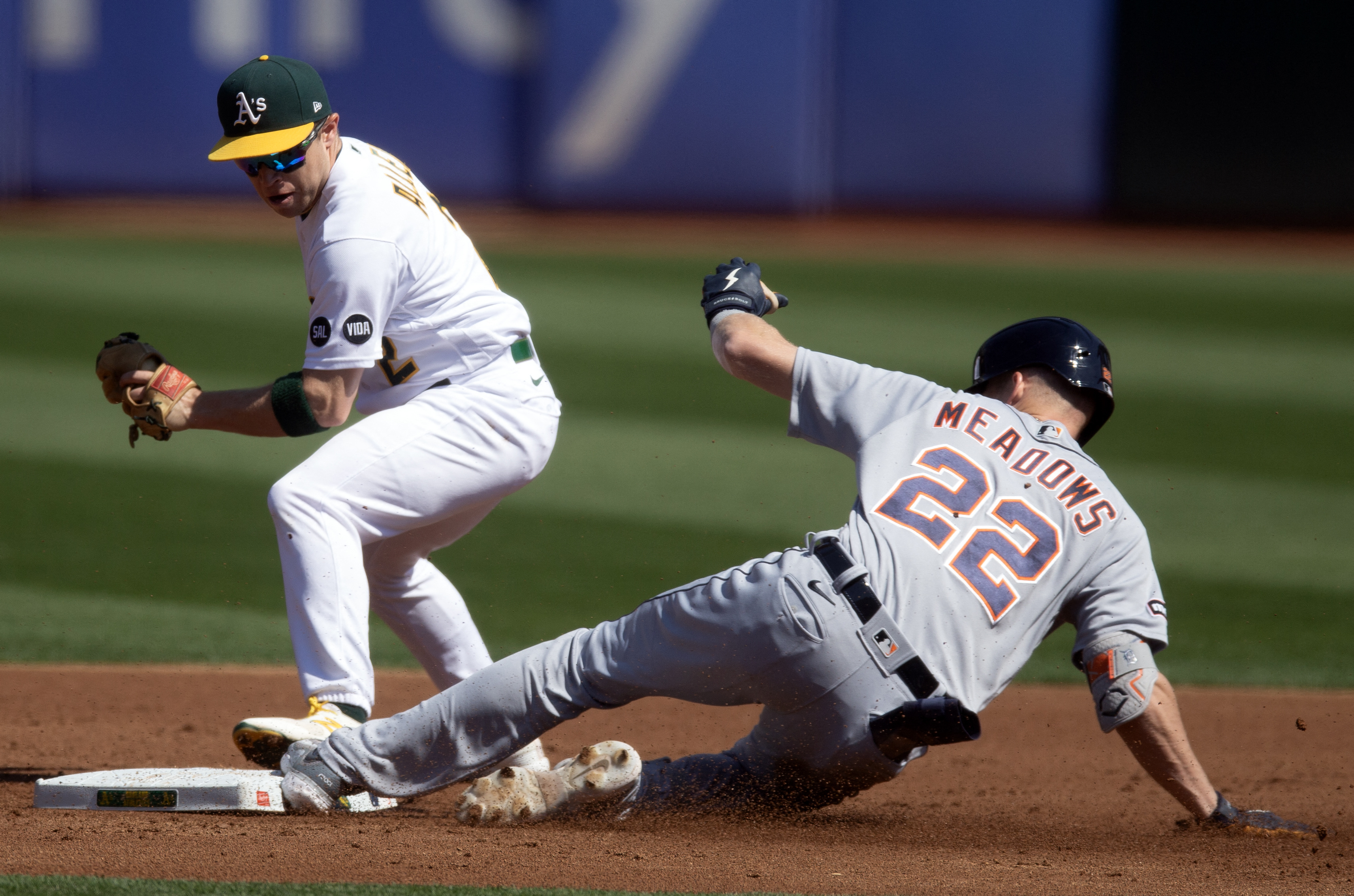 A's snuff out late-inning threats, defeat Tigers