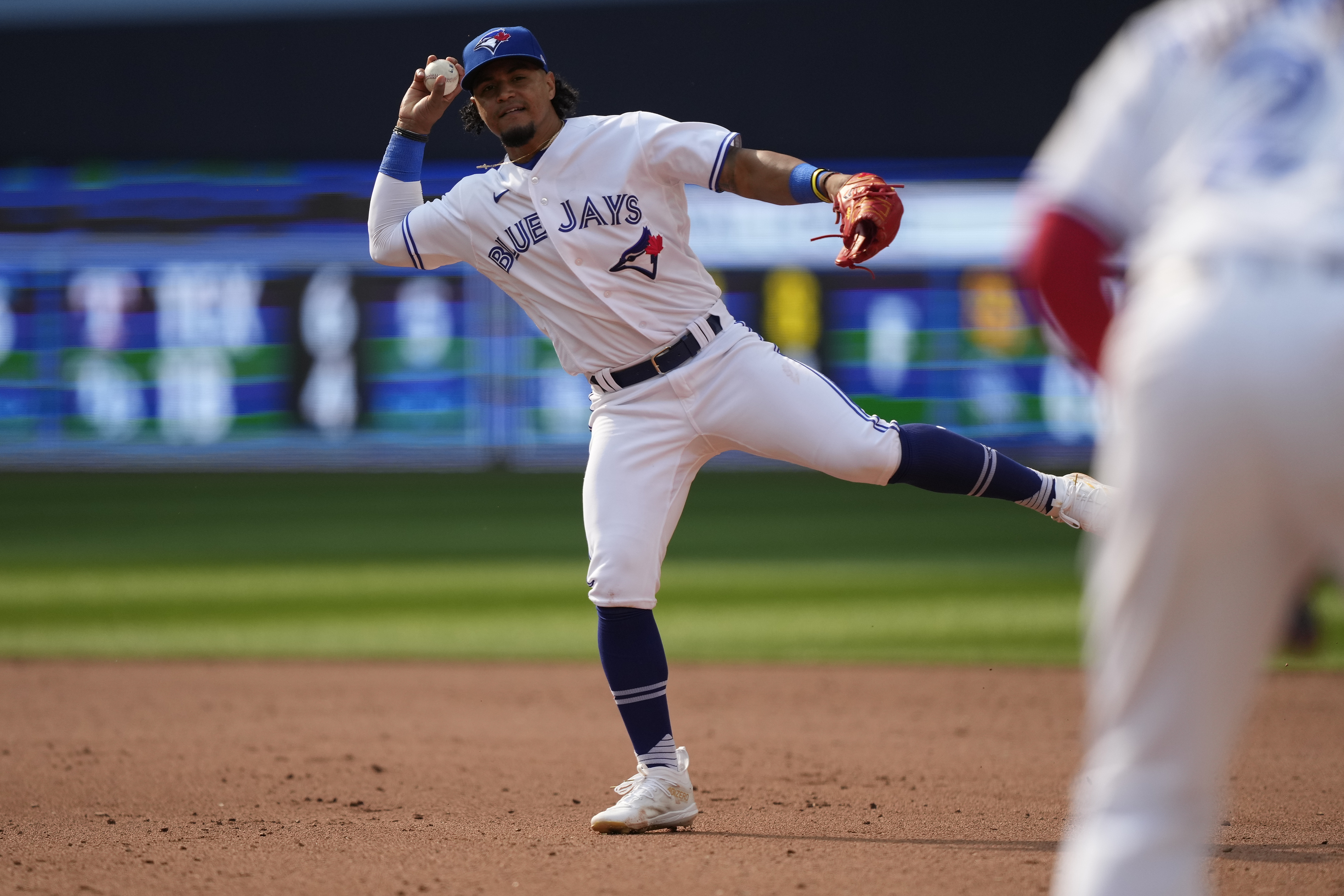 Twins rally with 7-run eighth to topple Blue Jays